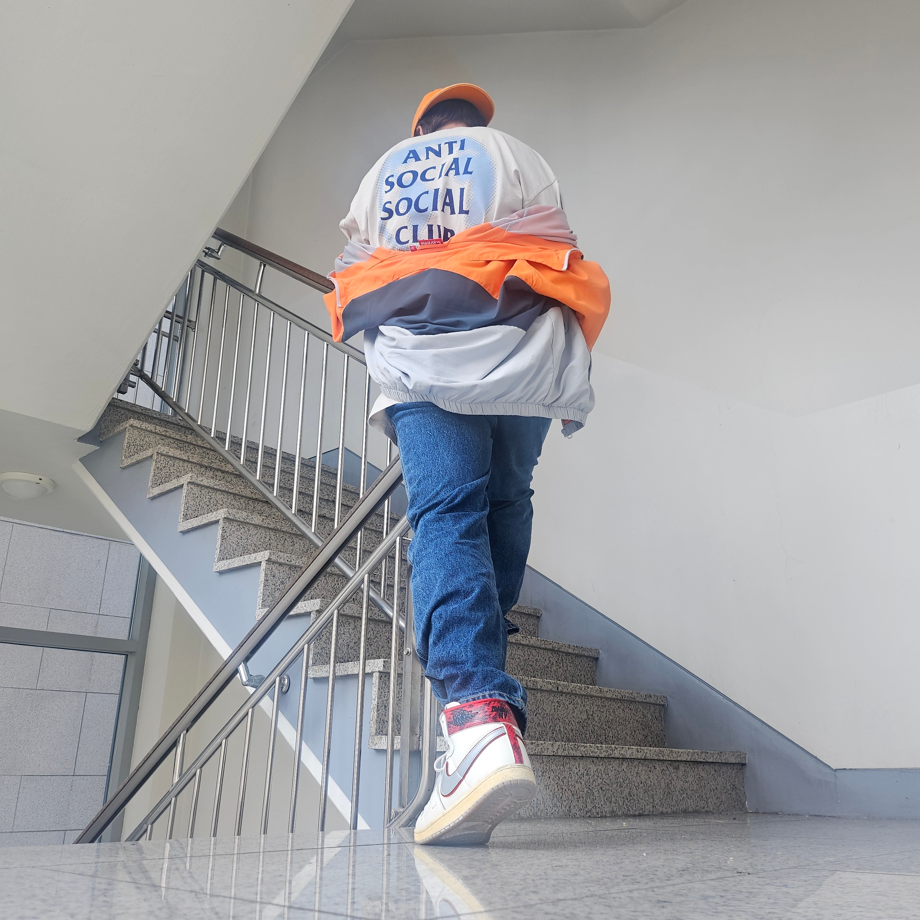 Supreme Pigment Canvas S Logo 6-Panel Orange - 23SS, Supreme Curve Track Jacket Grey - 24SS 착용 스타일 - 1