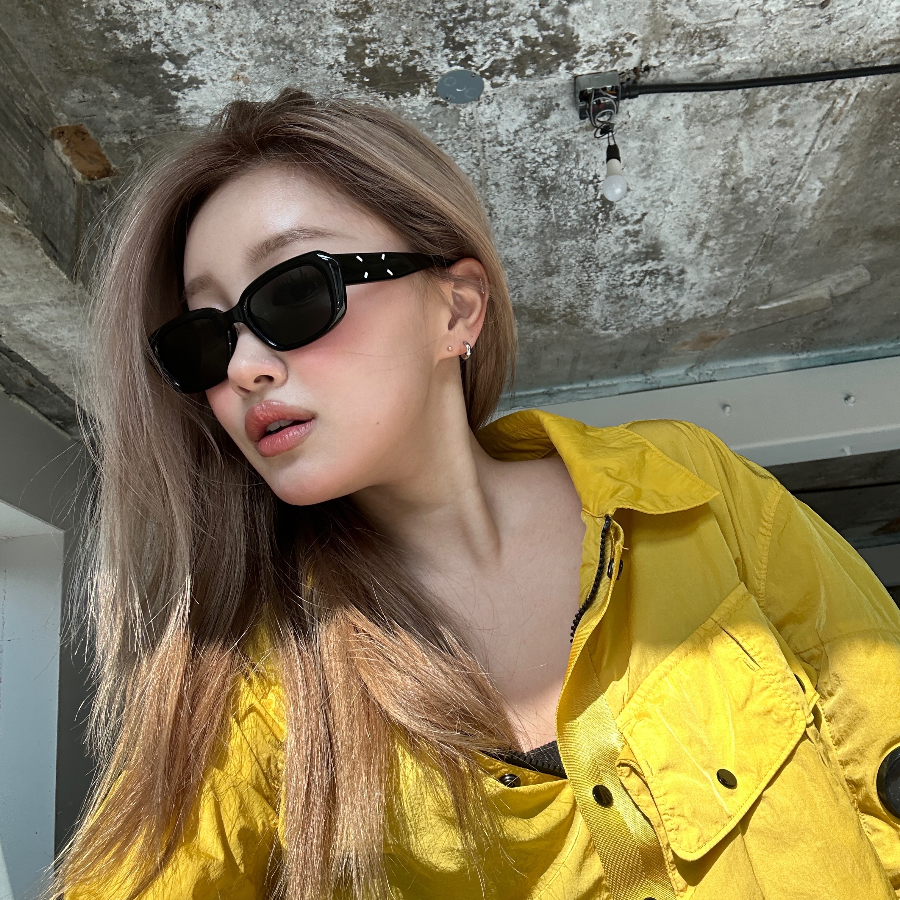 Gentle Monster x Maison Margiela MM207 Black Gray 착용 스타일