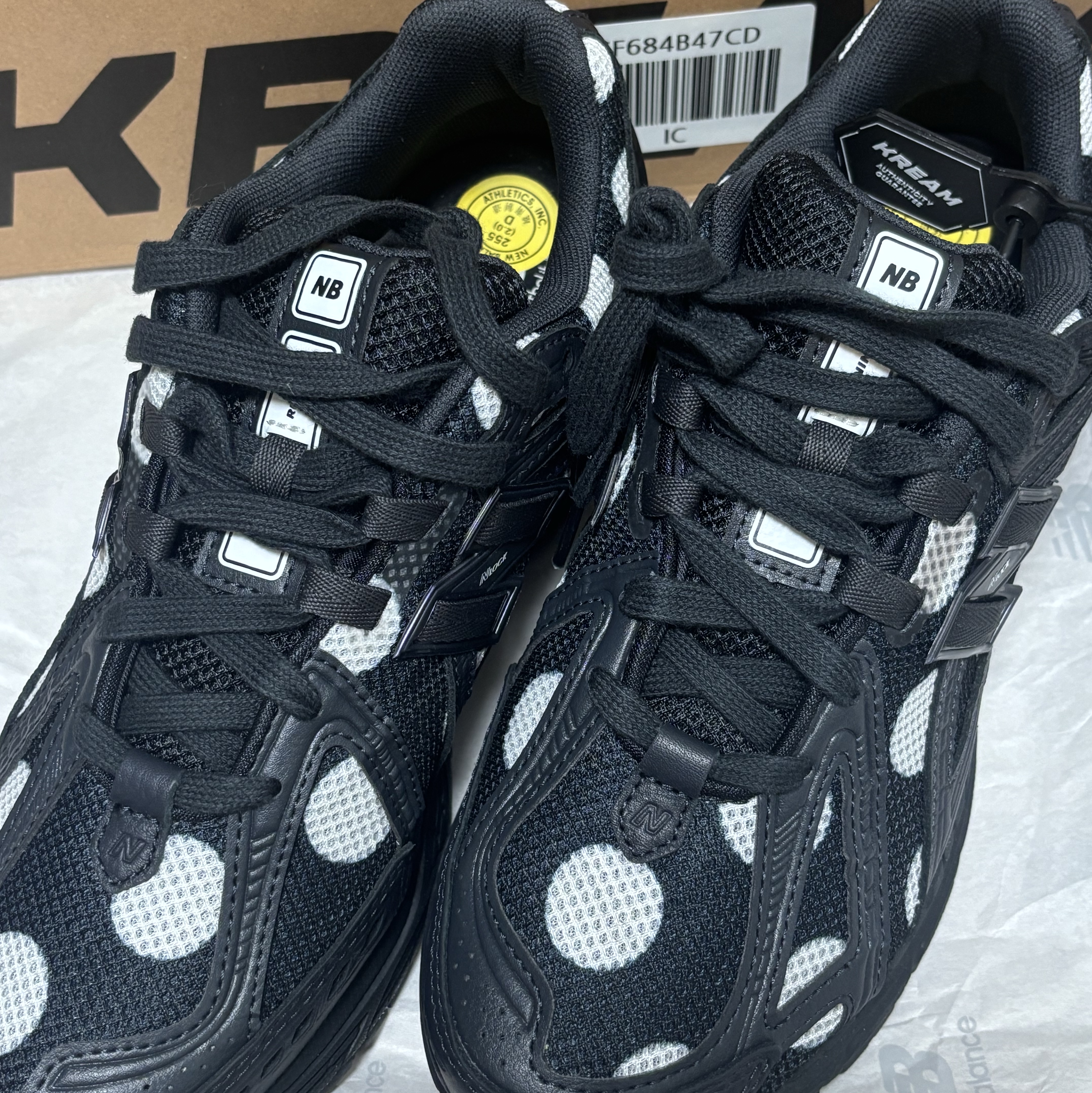New Balance 1906R Polka Dot Black 착용 스타일 - 3