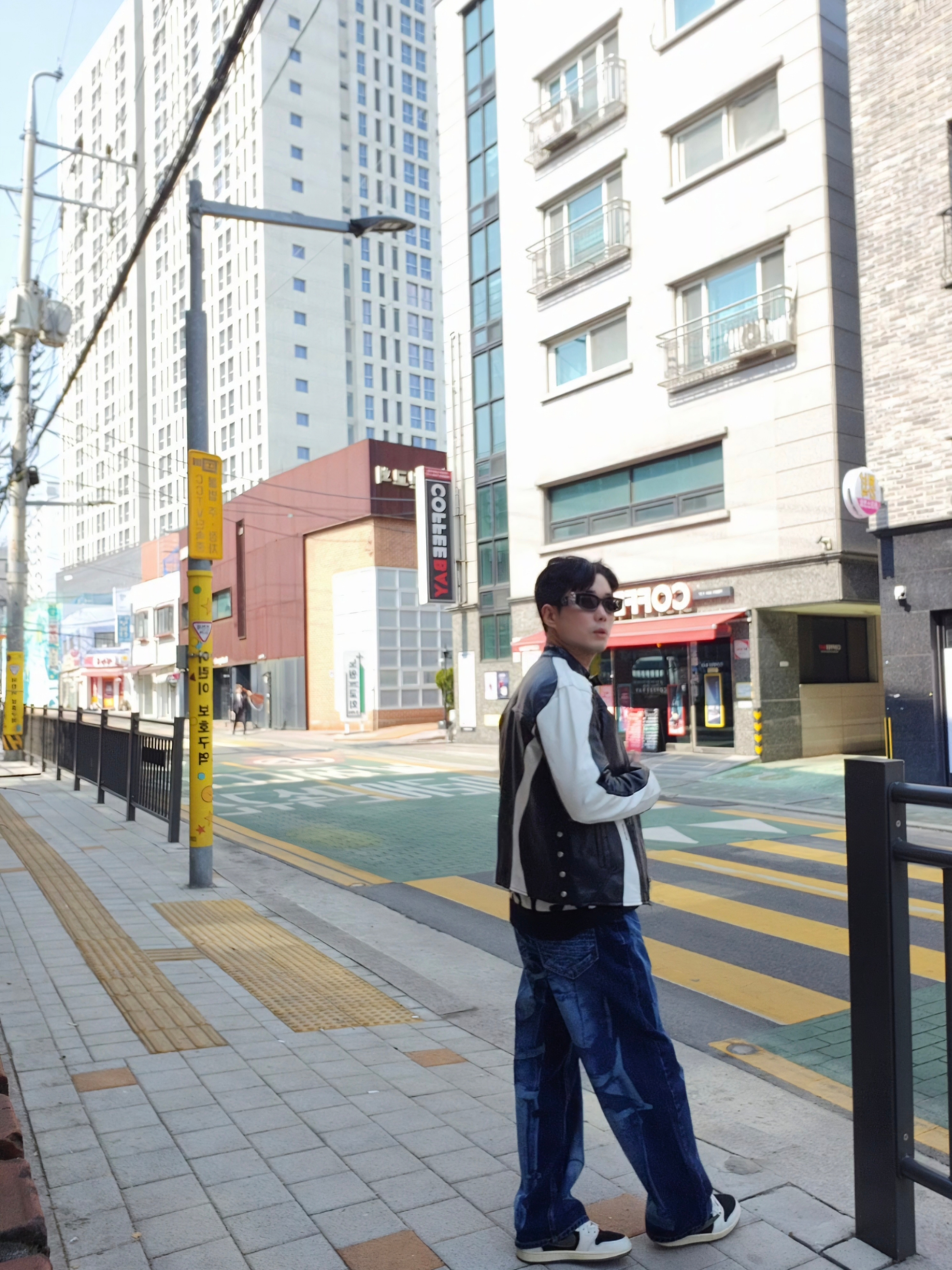 Stussy Stacked Sweater Vest Ivory, Jordan 1 x Travis Scott Retro Low OG SP Reverse Olive 착용 스타일 - 2