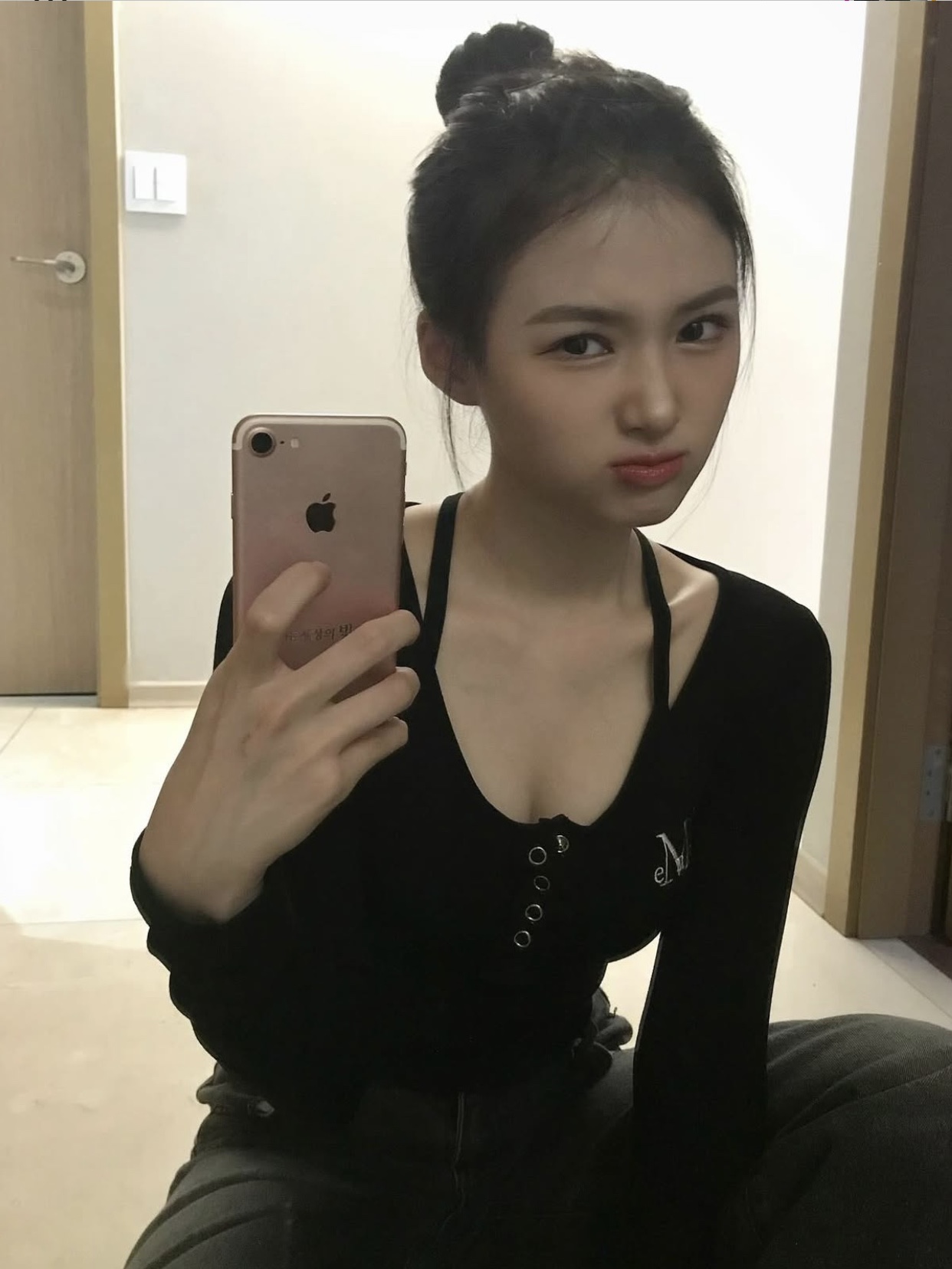 MUCENT Haring Signature Logo Snap Button U Neck T Black 착용 스타일 - 3