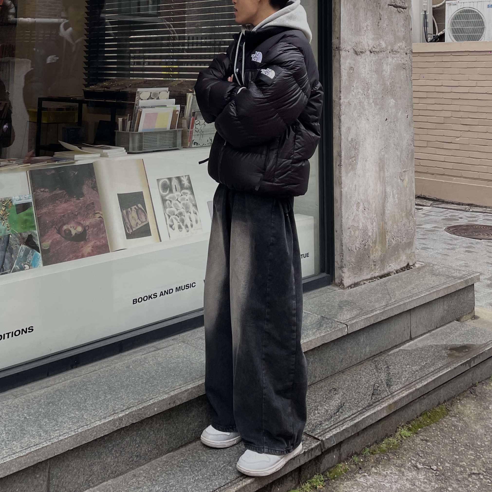 나이키 덩크 로우 레트로 그레이 포그, 노스페이스 화이트 라벨 노벨티 눕시 RDS 다운 자켓 블랙 착용 스타일