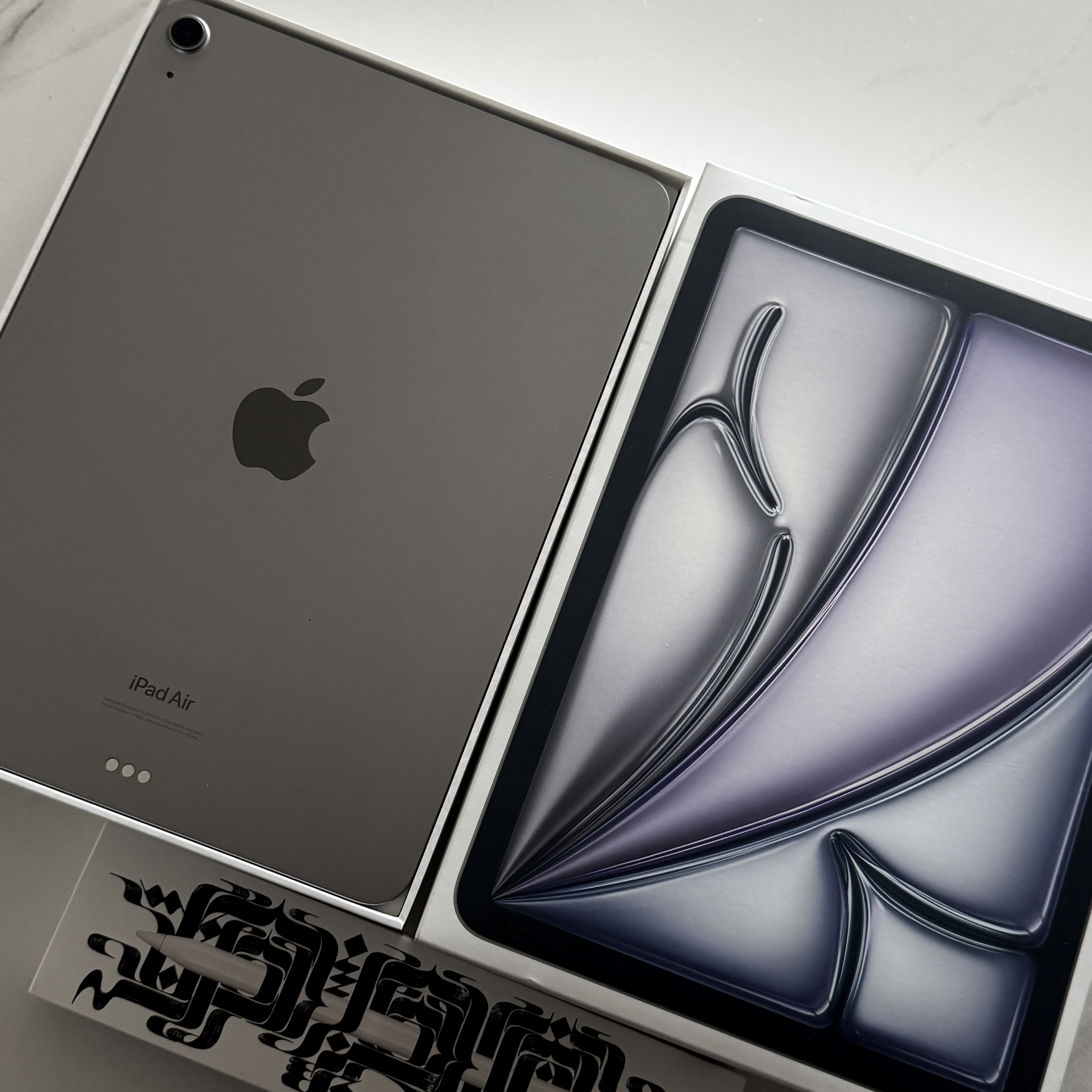 Apple iPad Air 6th Gen 11-inch Wifi 128GB Space Gray (Korean Ver.), Apple Pencil Pro (Korean Ver.) 착용 스타일 - 1