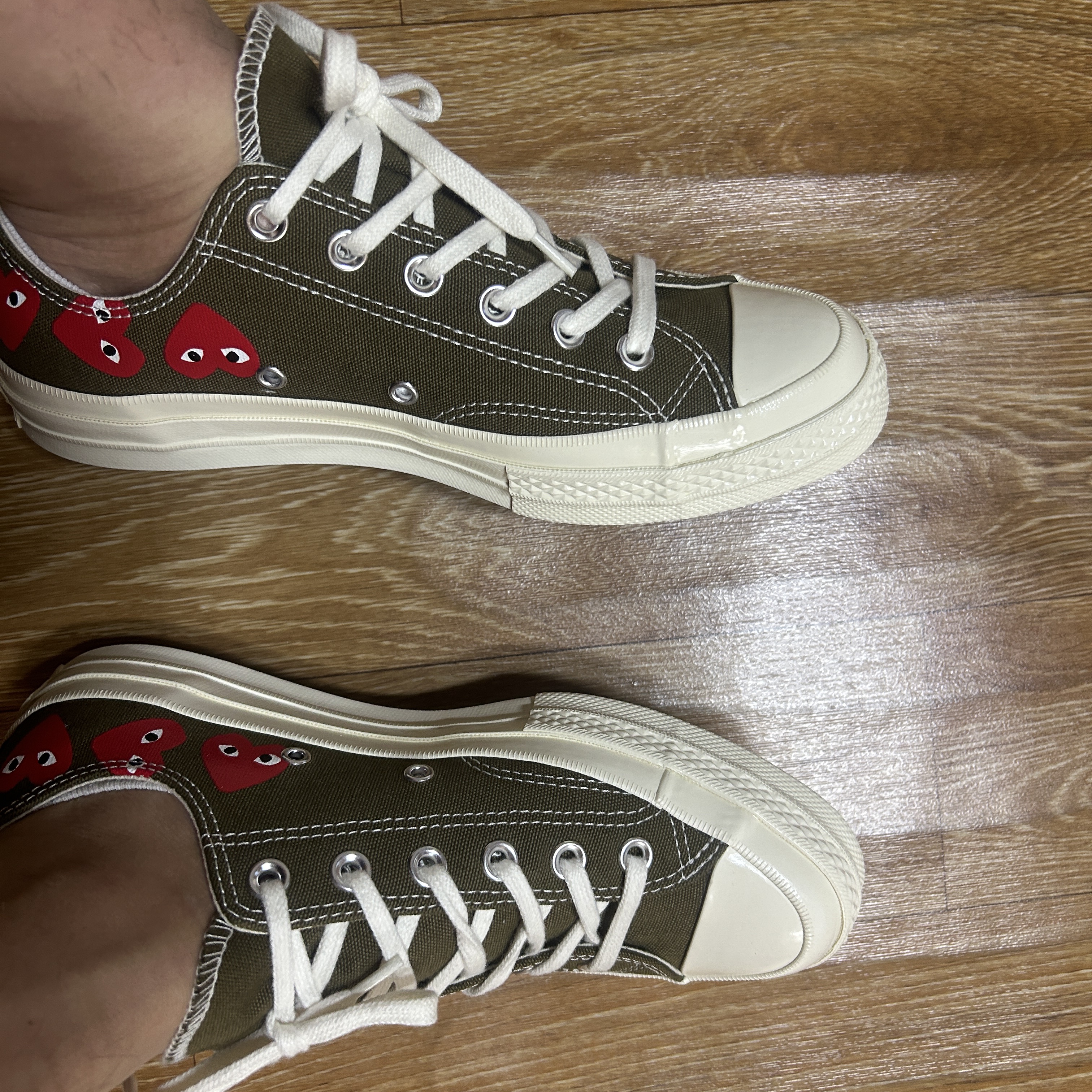 Converse x Play Comme des Garcons Chuck 70 Ox Multi Heart Green 착용 스타일 - 2