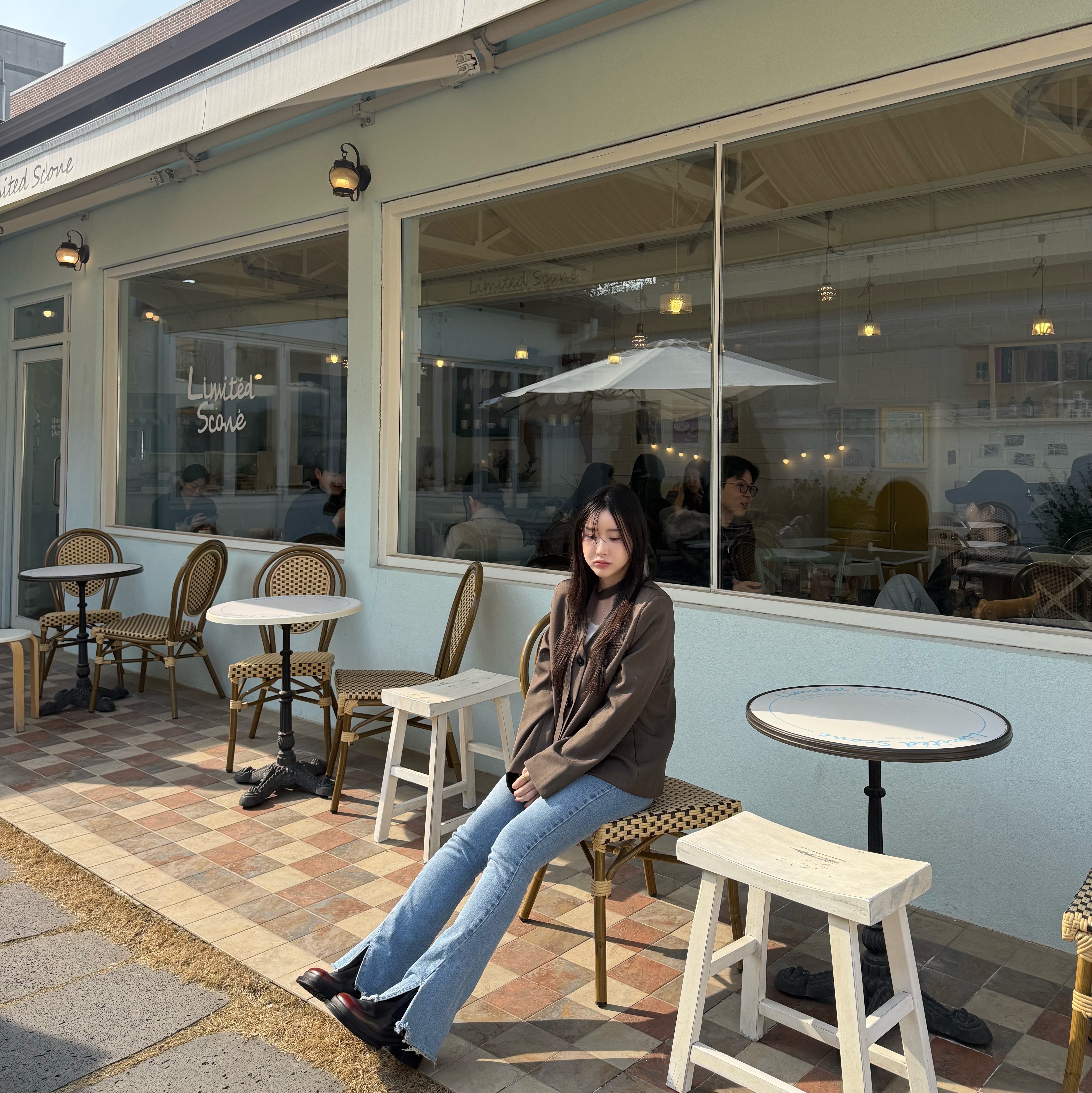[KREAM 단독] 닥터마틴 우먼 메이볼 첼시 블랙 체리 레드 - 24FW 착용 스타일 - 3