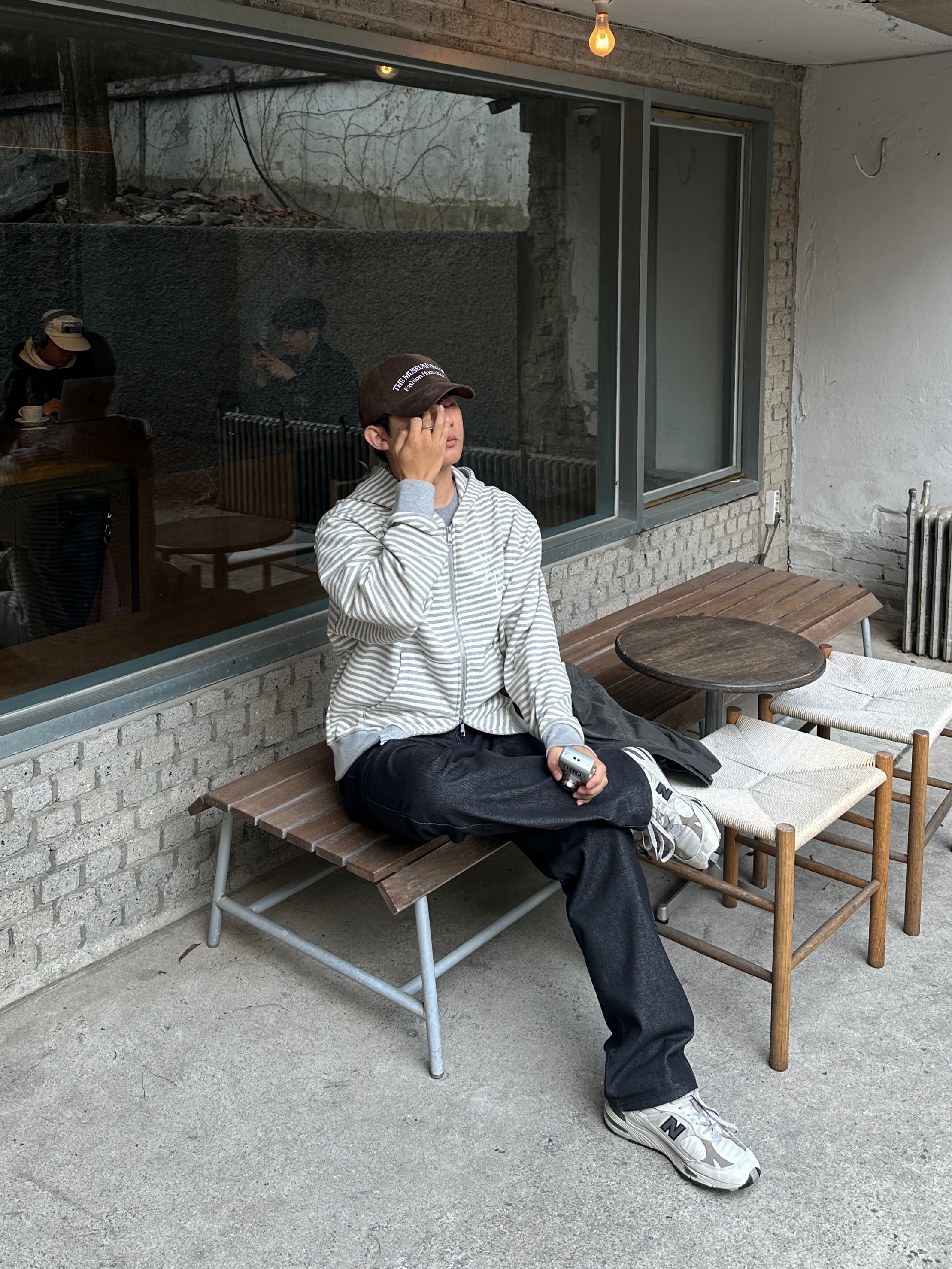Amomento Mens Colored Straight Fit Denim Black - 24FW, New Balance 991 Made in UK Cream Beige 착용 스타일 - 5