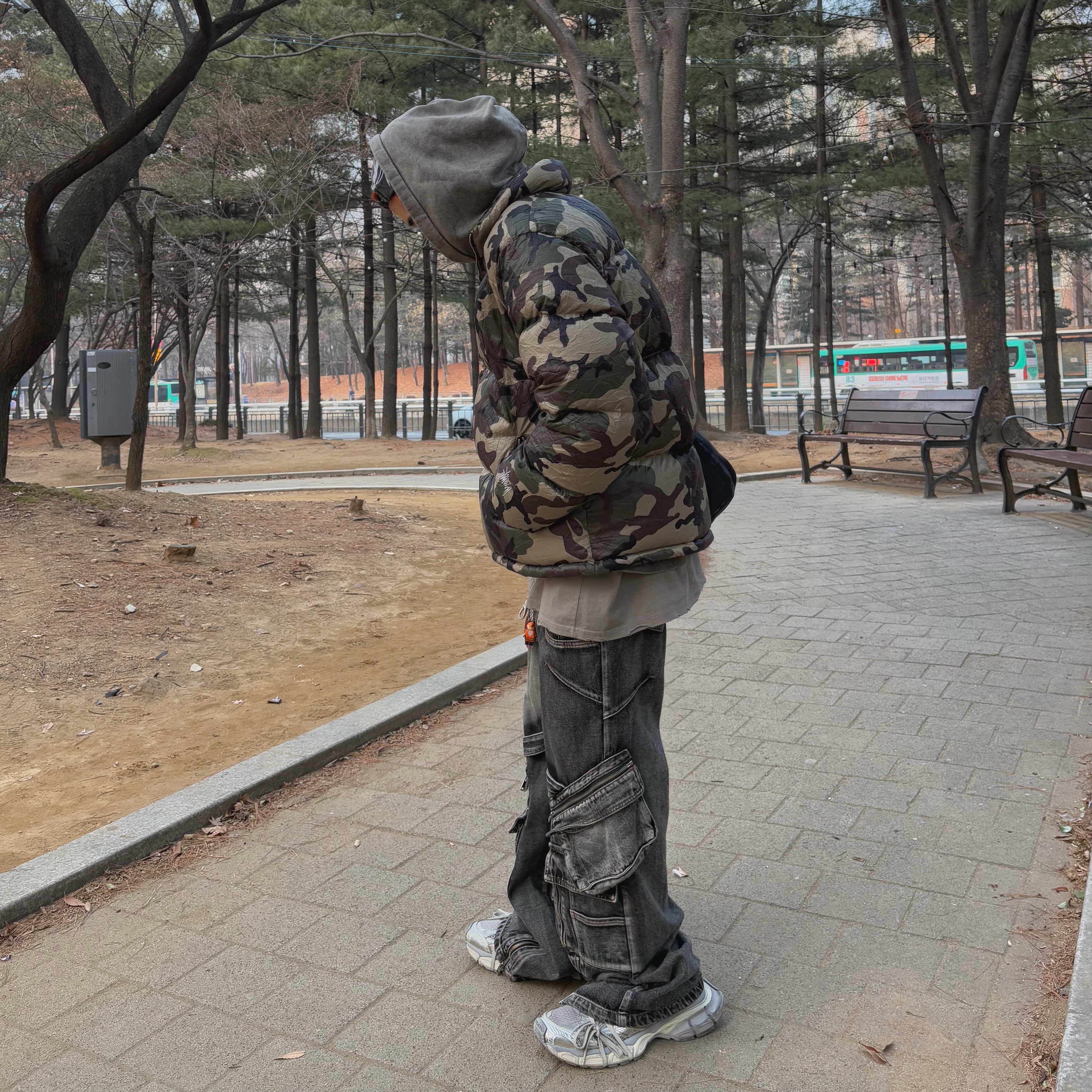 Stussy Wrinkled Nylon Down Puffer Woodland Camo, Balenciaga 3XL Sneakers Light Beige 착용 스타일 - 2