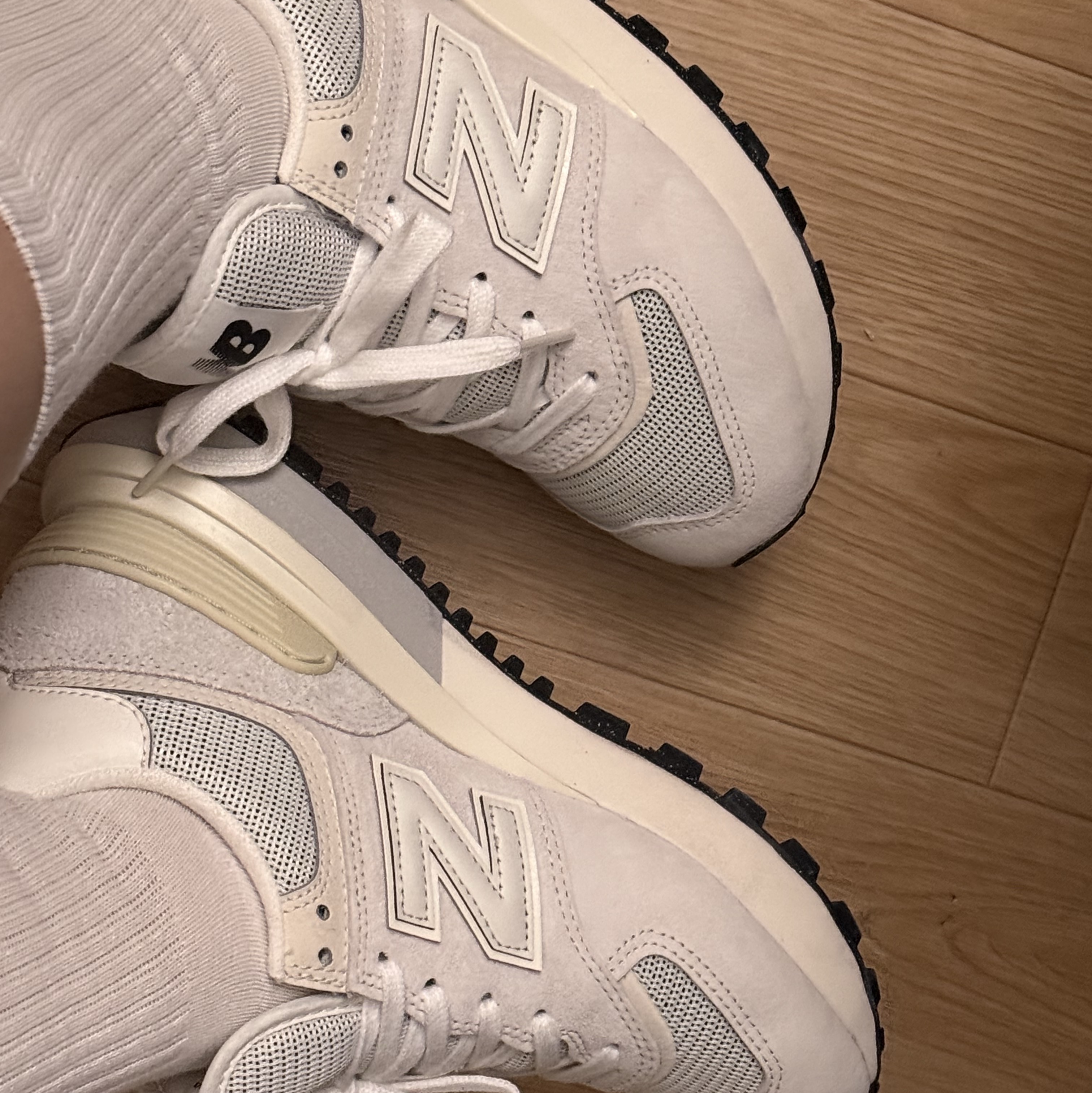 New Balance 574 Legacy Grey White 착용 스타일 - 2