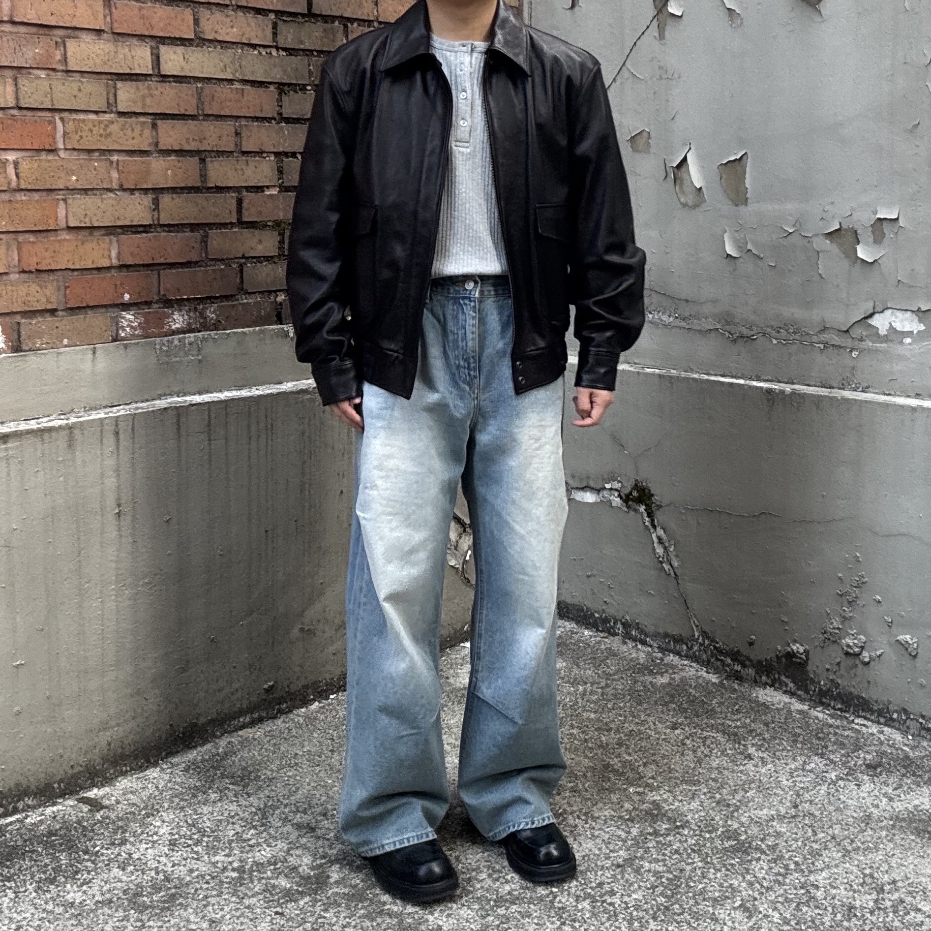LOSTGARDEN Uniform Washed Derby Black, TNGT Reguler-fit Ribbed Henleyneck Long Sleeve T-Shirts Gray 착용 스타일 - 1