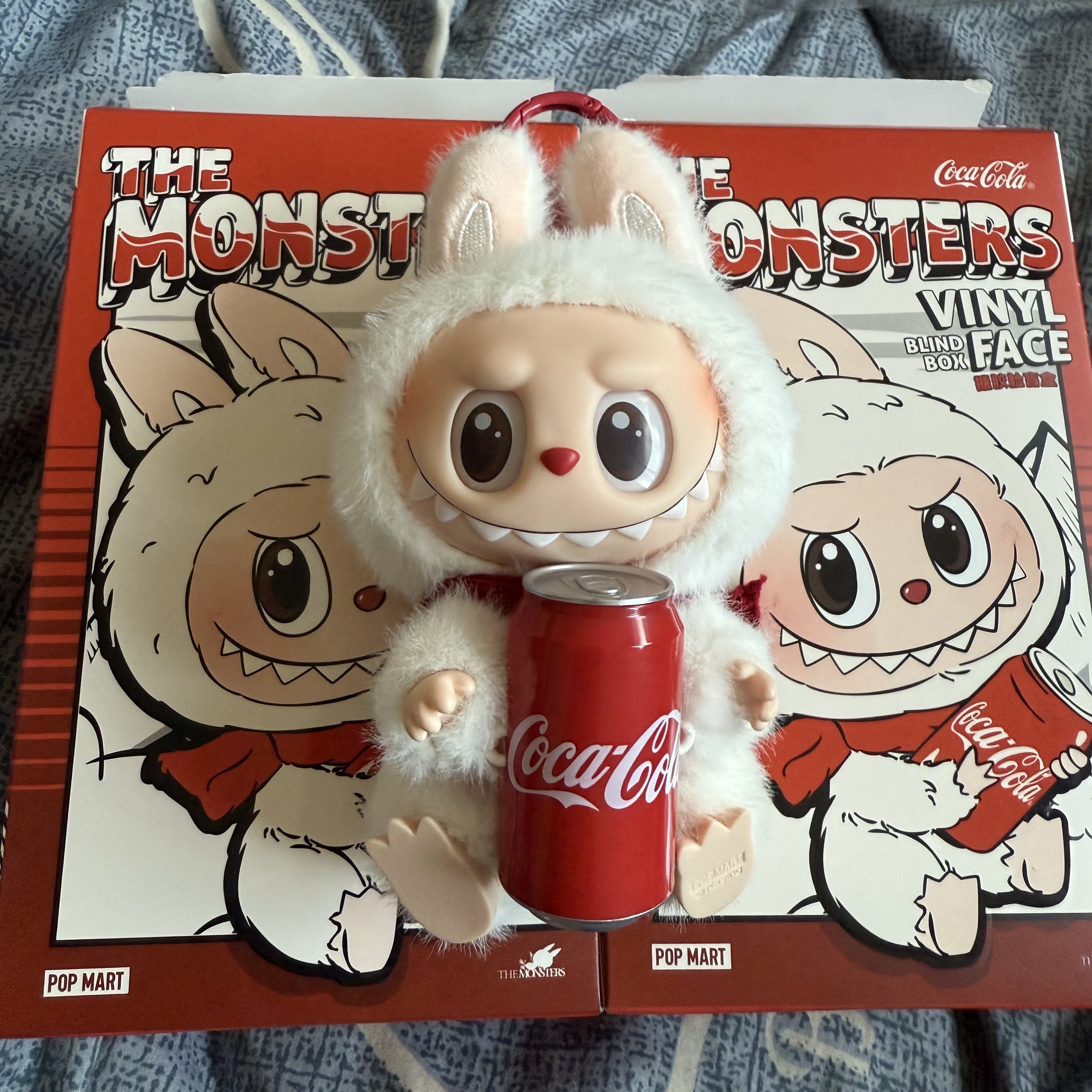 Pop Mart Labubu Coca Cola Series Keyring Sealed Case (6 Blind Boxes) 착용 스타일 - 1