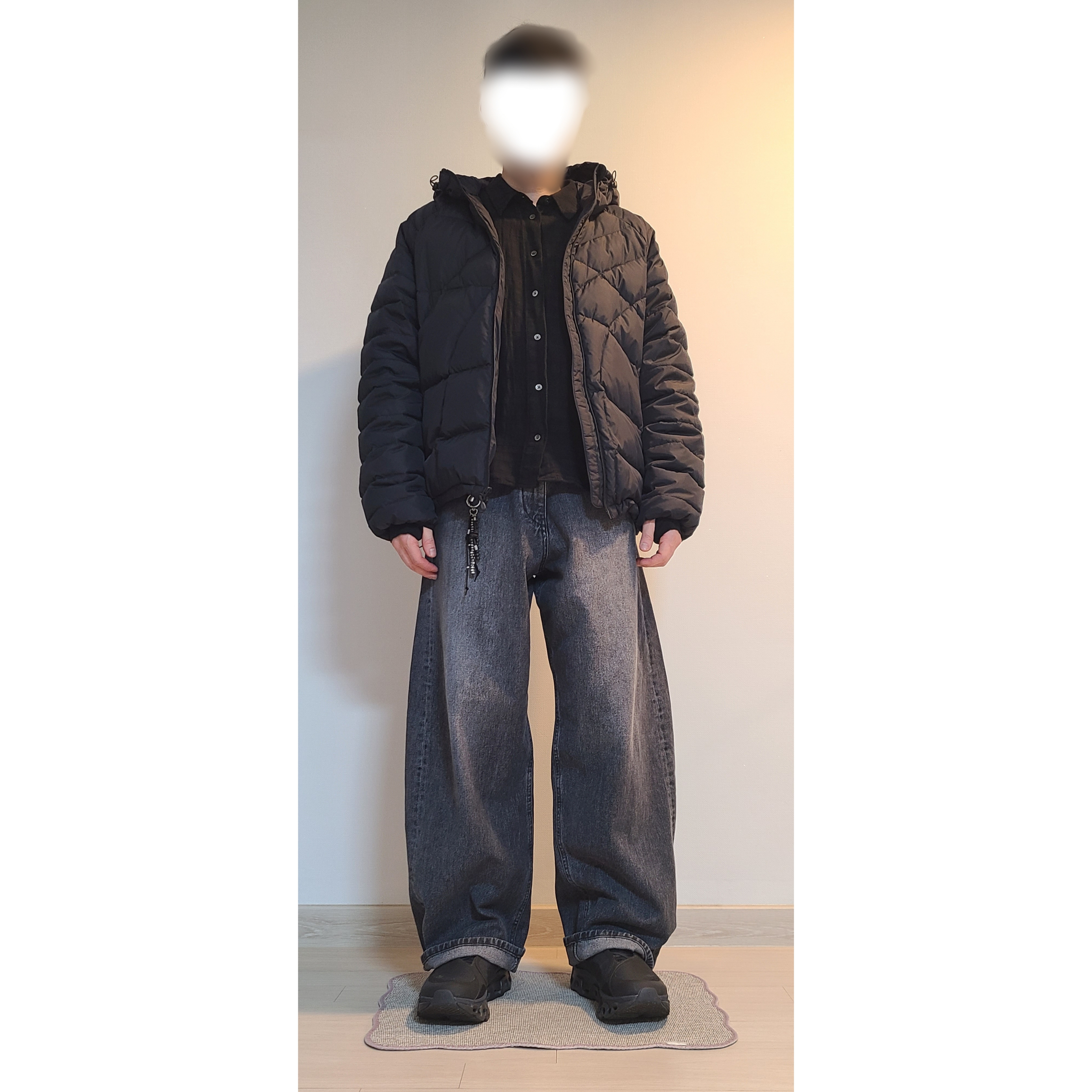 해칭룸 웹 구스 다운 퍼퍼 블랙, 해칭룸 와이드 커브진 워시드 블랙 착용 스타일 - 1