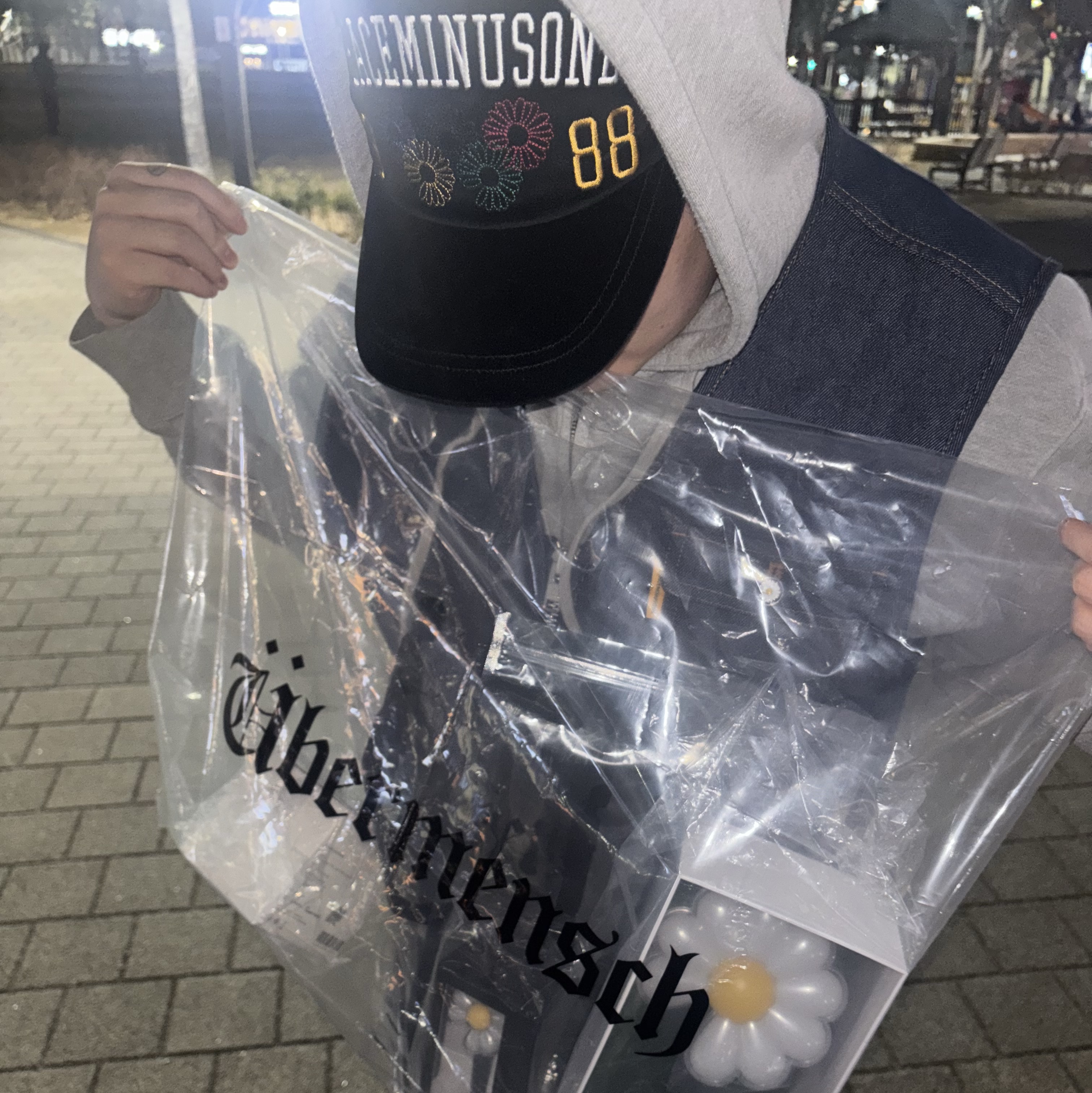 Peaceminusone Vest #1 Blue, Peaceminusone Mesh Cap #1 Black 착용 스타일