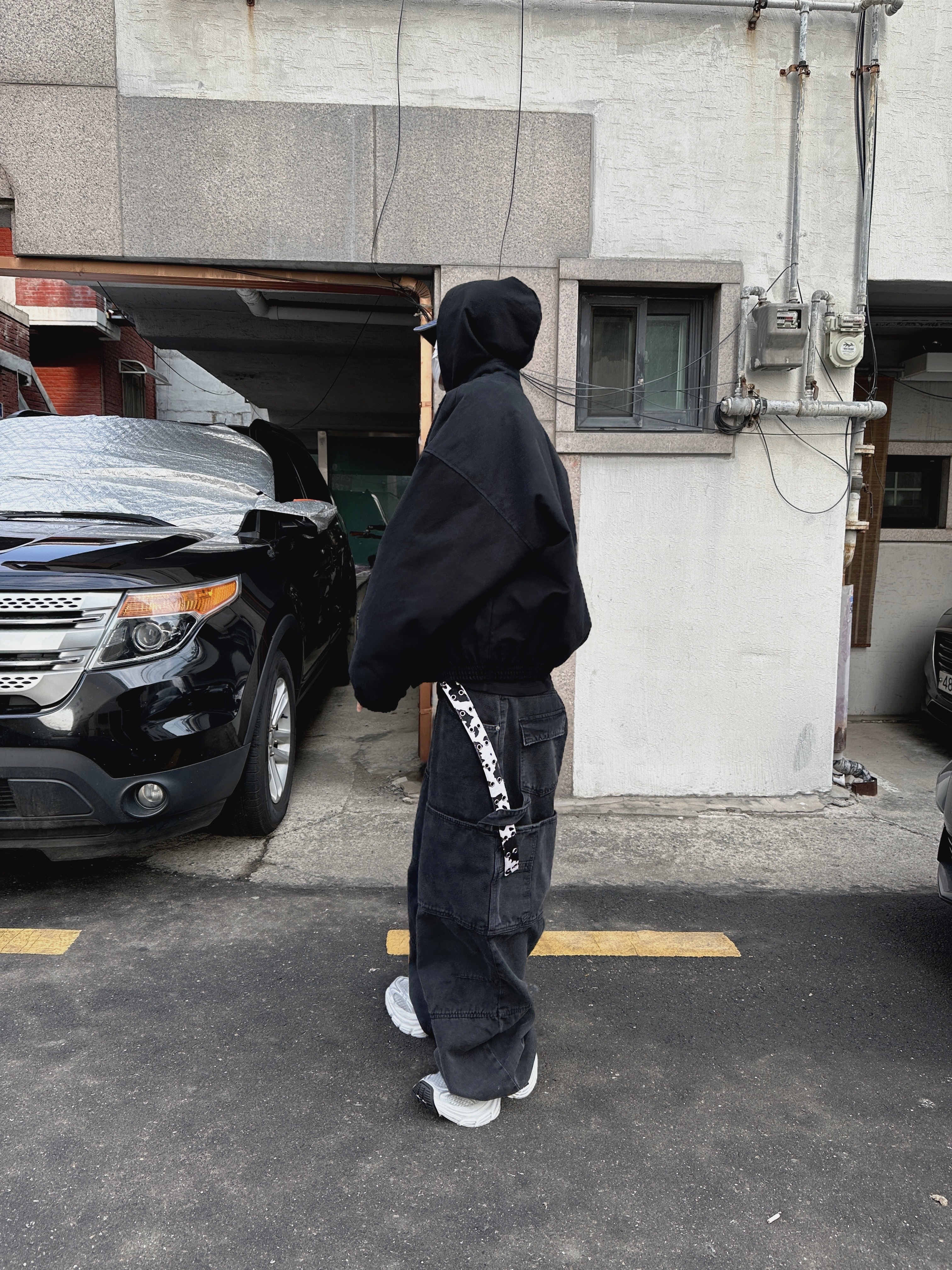 Nonnod Moleskine Bomber Jacket Matt Black, Kamien x MJD Double Hole Belt Oreo Calf Hair 착용 스타일 - 5