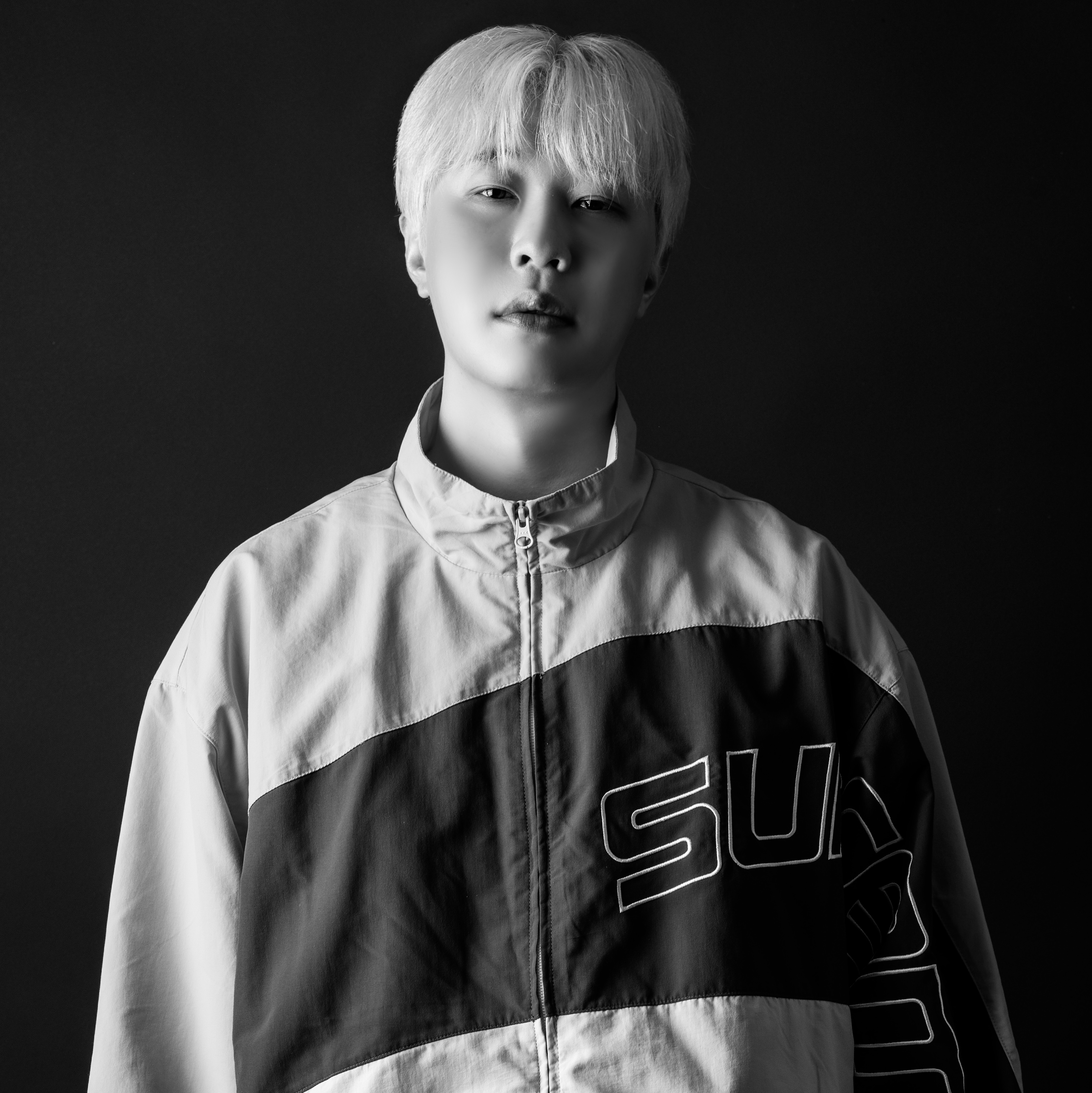 슈프림 커브 트랙 자켓 그레이 - 24SS 착용 스타일 - 1