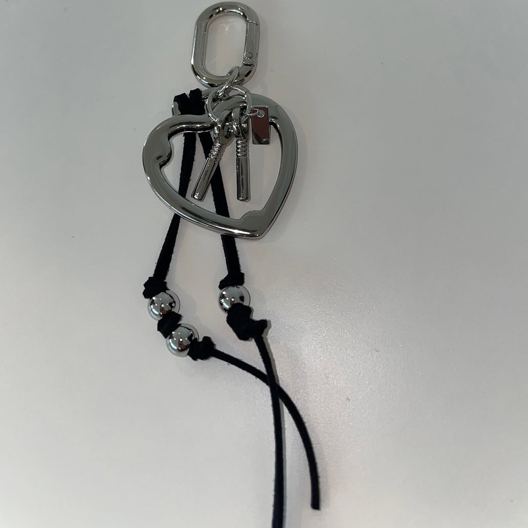 Assay Big Heart Lock Keyring 착용 스타일 - 4