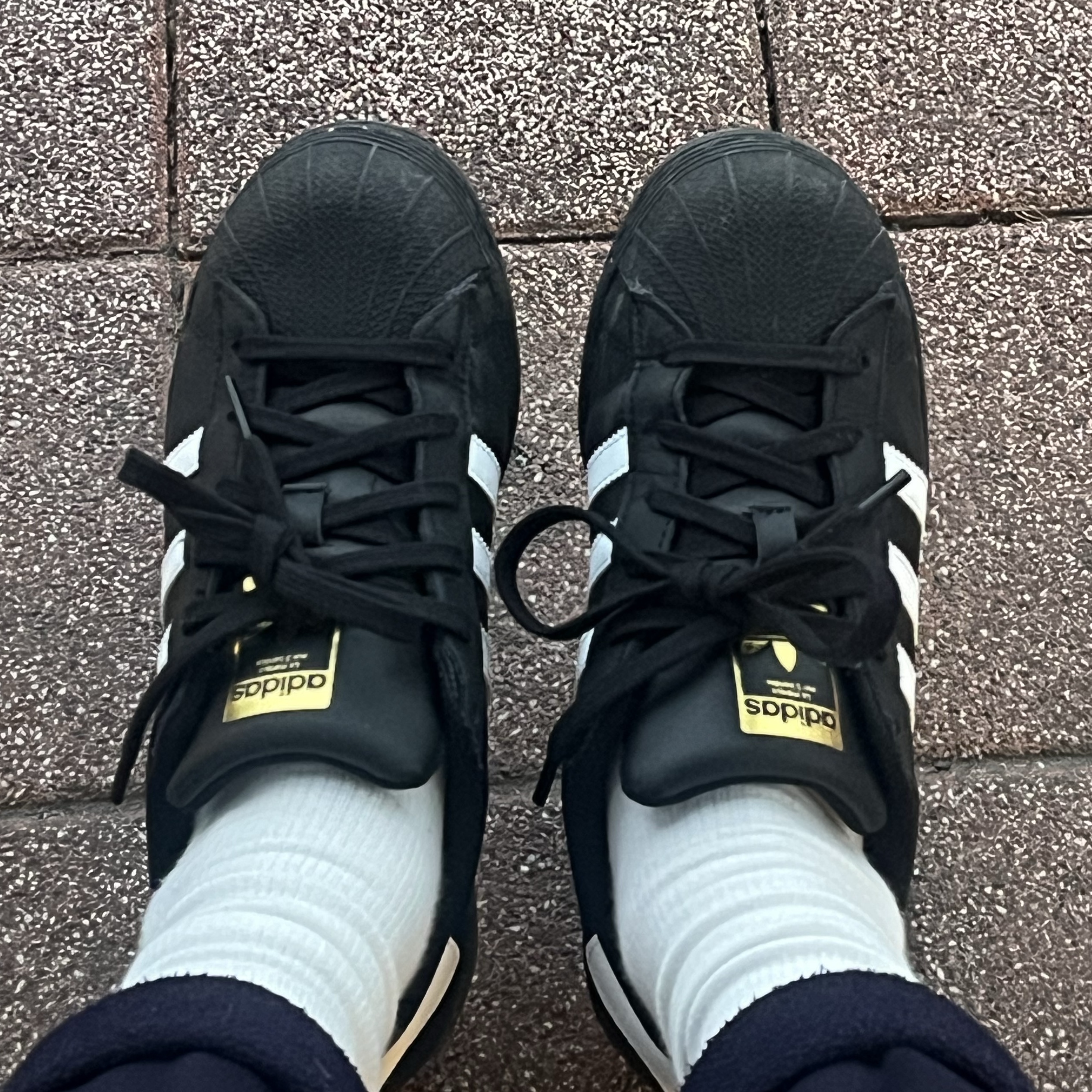 (J) Adidas Superstar Black White 착용 스타일