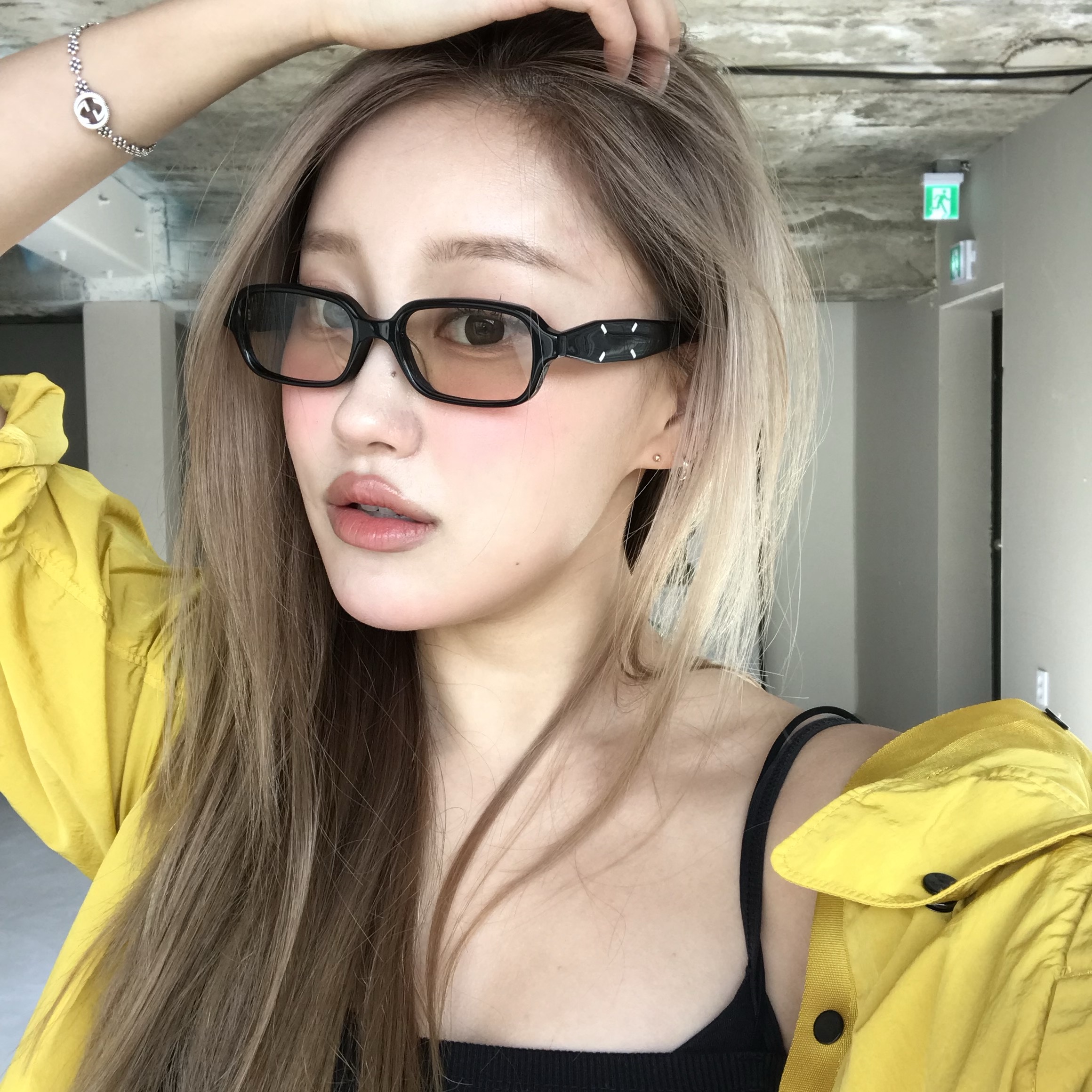 Gentle Monster x Maison Margiela MM210 Black Brown 착용 스타일 - 1