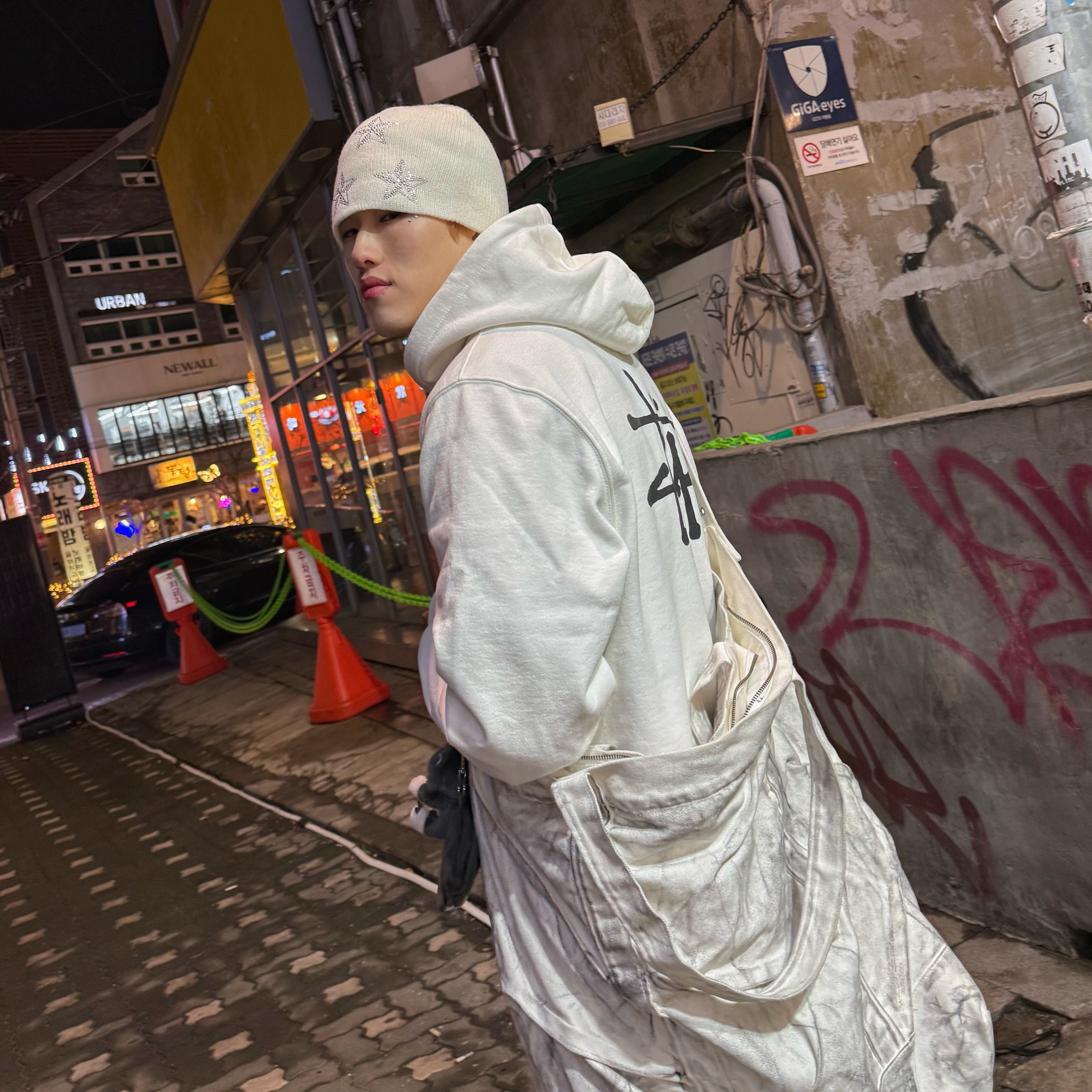 Stussy Basic Stussy Hoodie White 2022, Nike x Peaceminusone Air Force 1 Low Para-Noise 착용 스타일 - 5