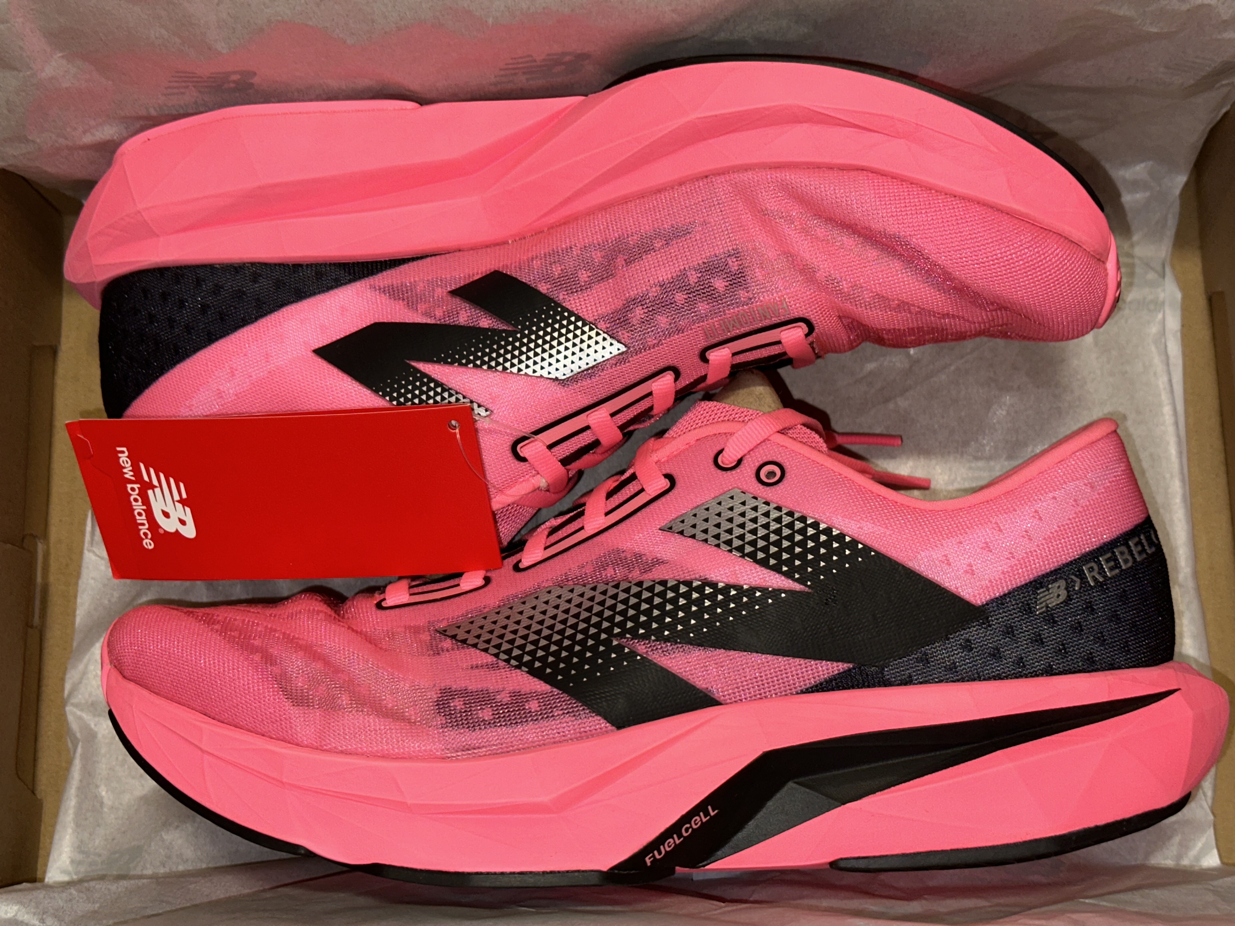 New Balance Fuelcell Rebel v4 Ultra Pink Black - D Standard 착용 스타일