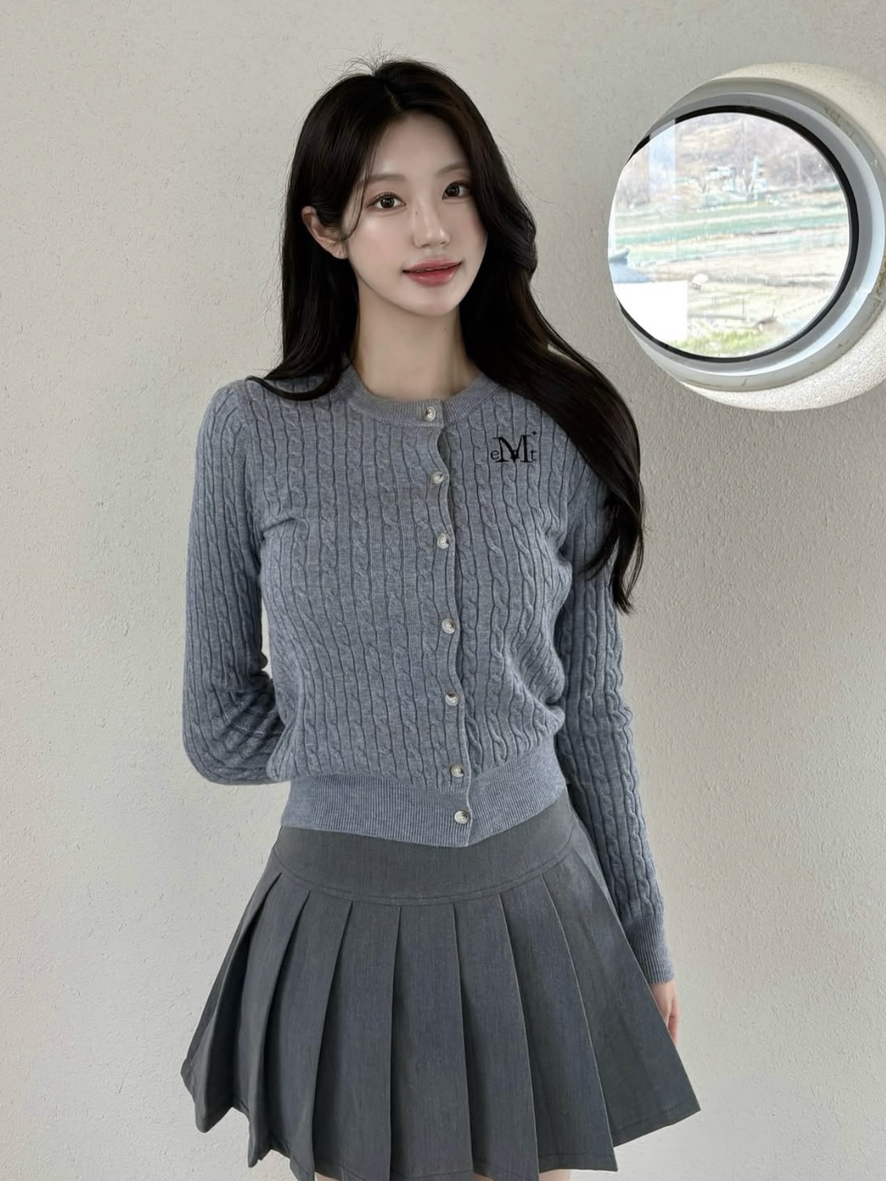 MUCENT Adian Button Crop Knit Cardigan Gray 착용 스타일 - 6