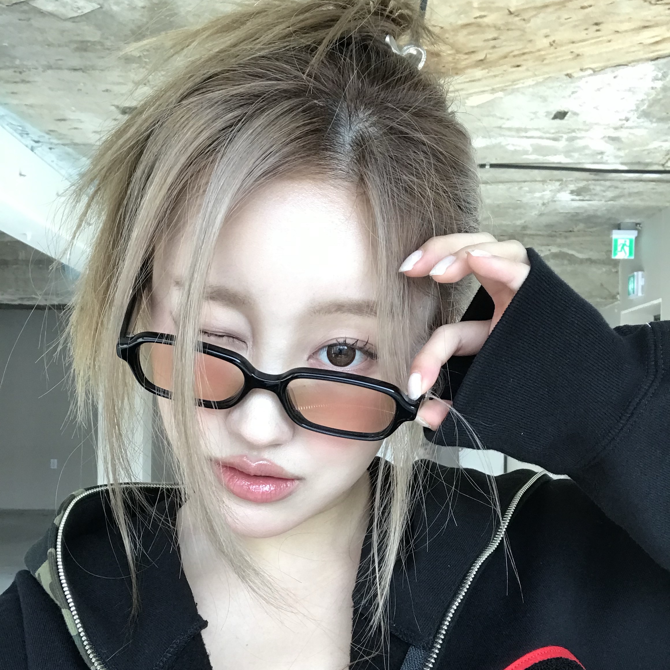 Gentle Monster x Maison Margiela MM210 Black Brown 착용 스타일 - 3