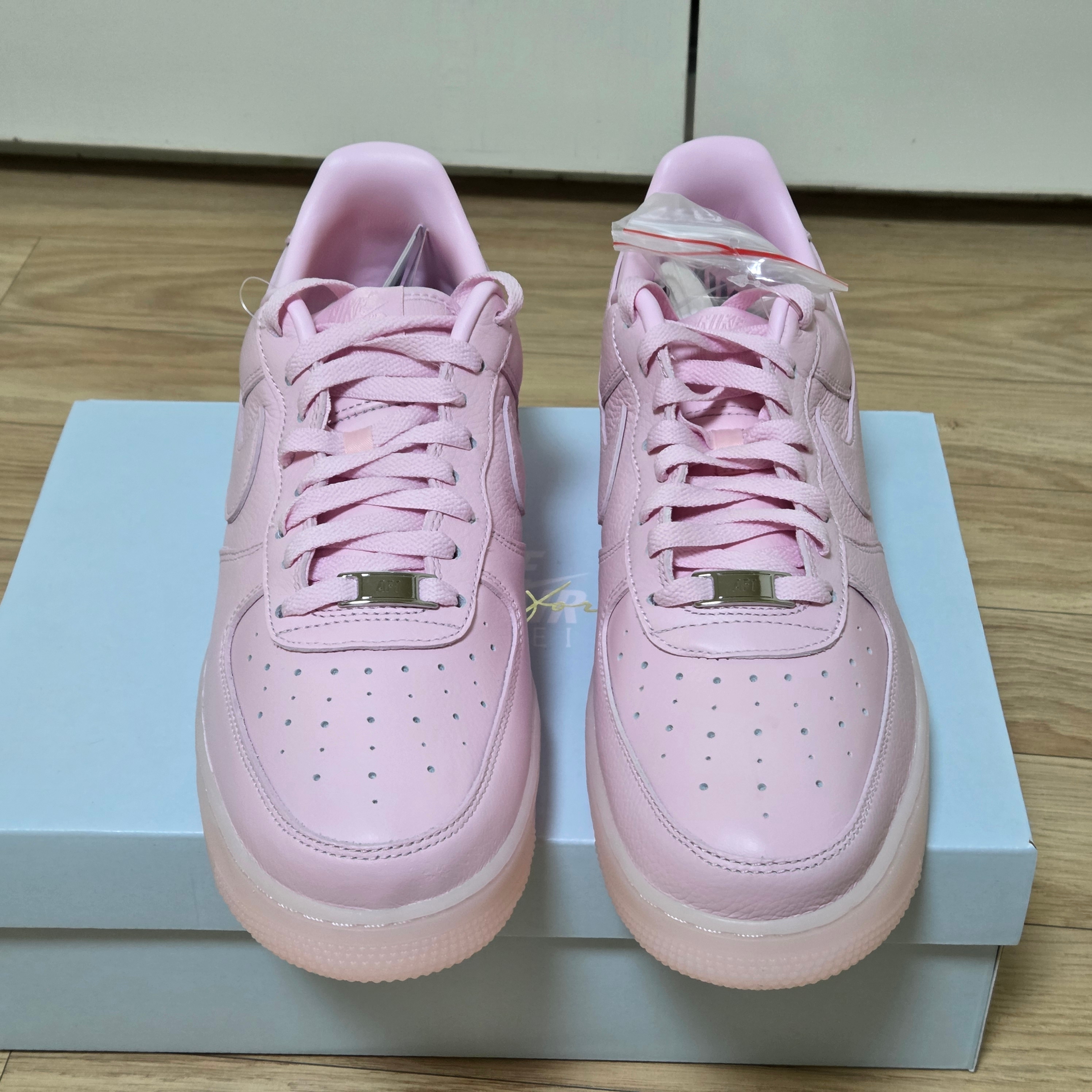 Nike x Drake Nocta Air Force 1 Low SP Certified Lover Boy Pink Foam 착용 스타일 - 2