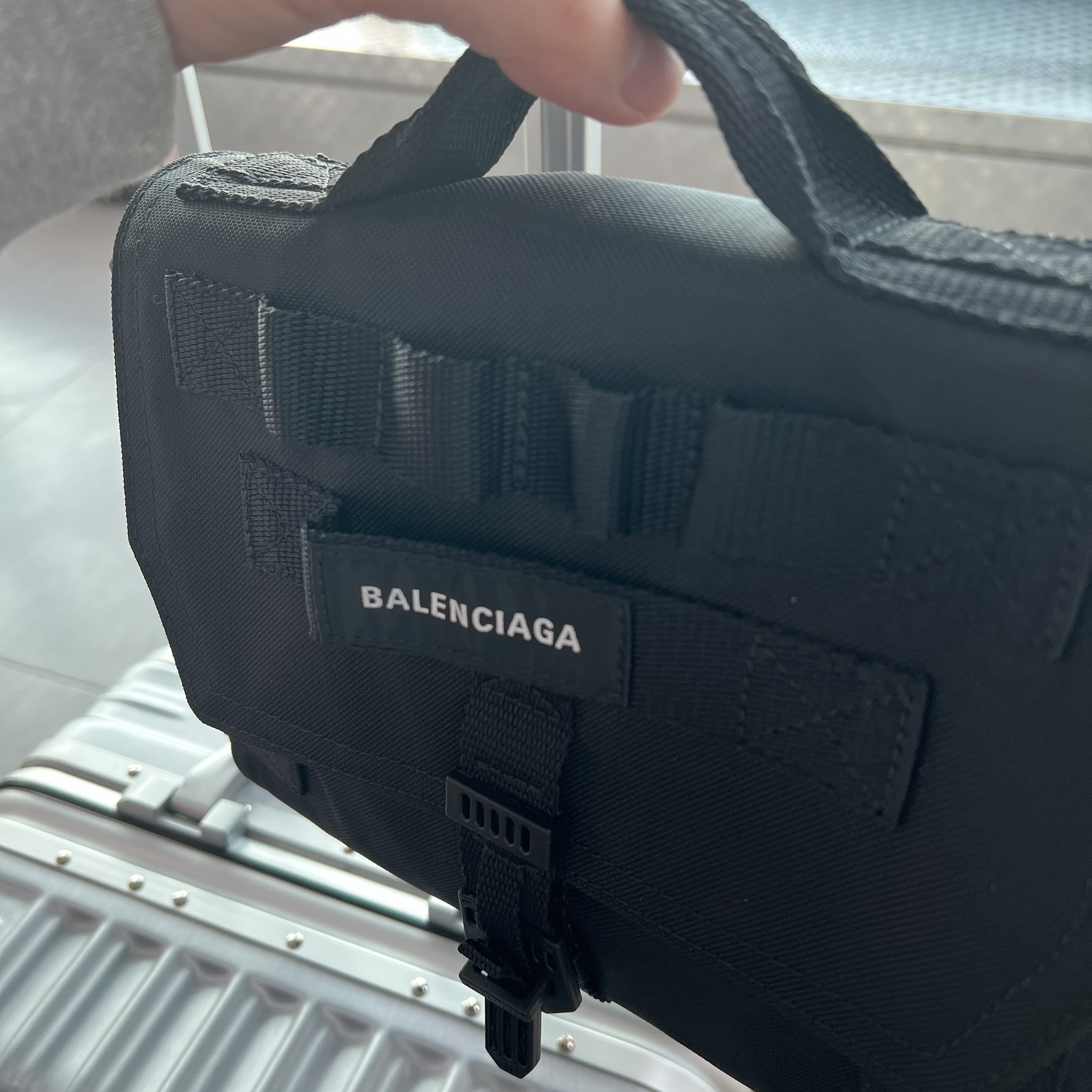 Balenciaga Army Messenger Bag Black 착용 스타일