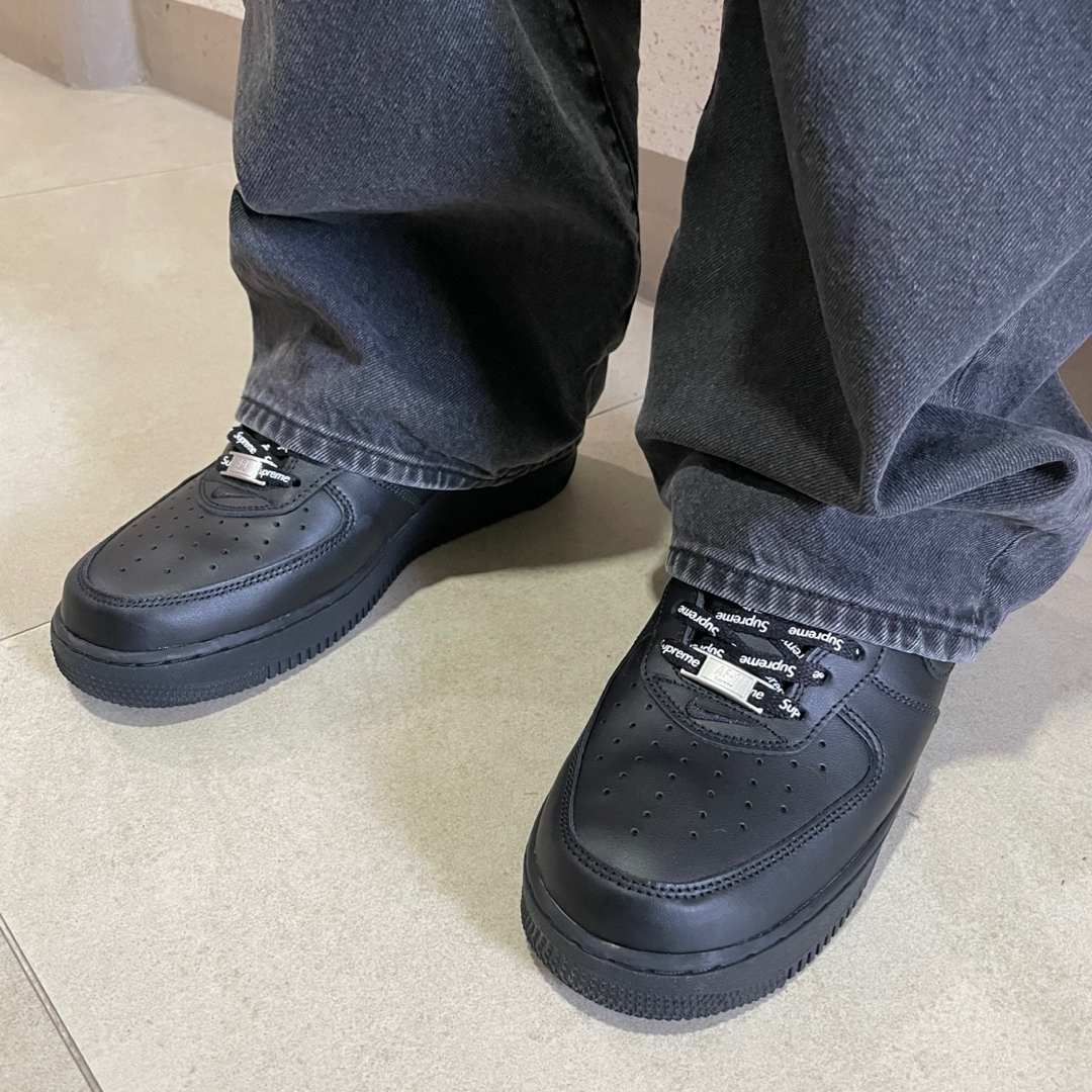 Nike x Supreme Air Force 1 Low Black 착용 스타일 - 1