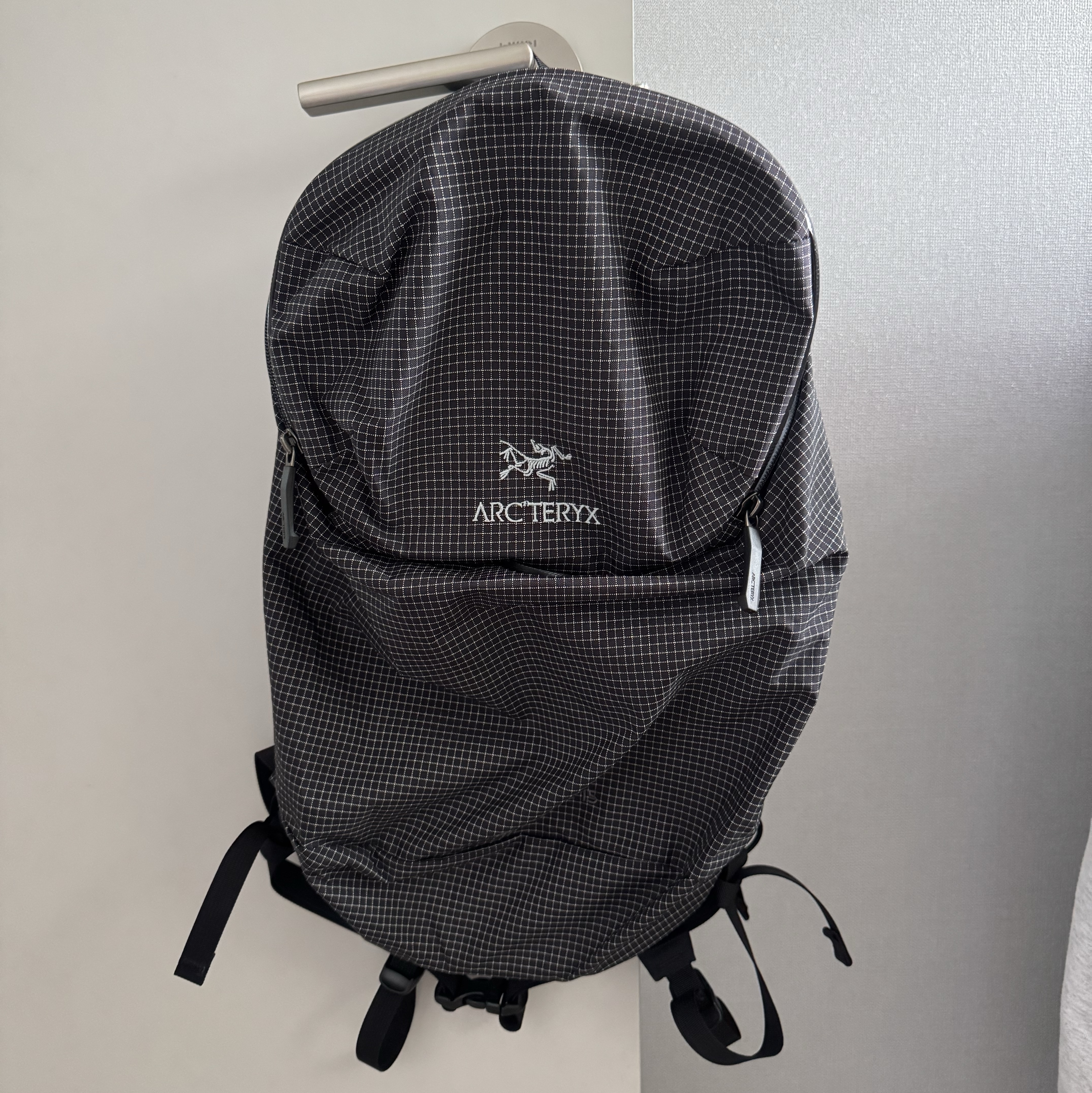 Arc'teryx Konseal 15 Backpack Black 착용 스타일