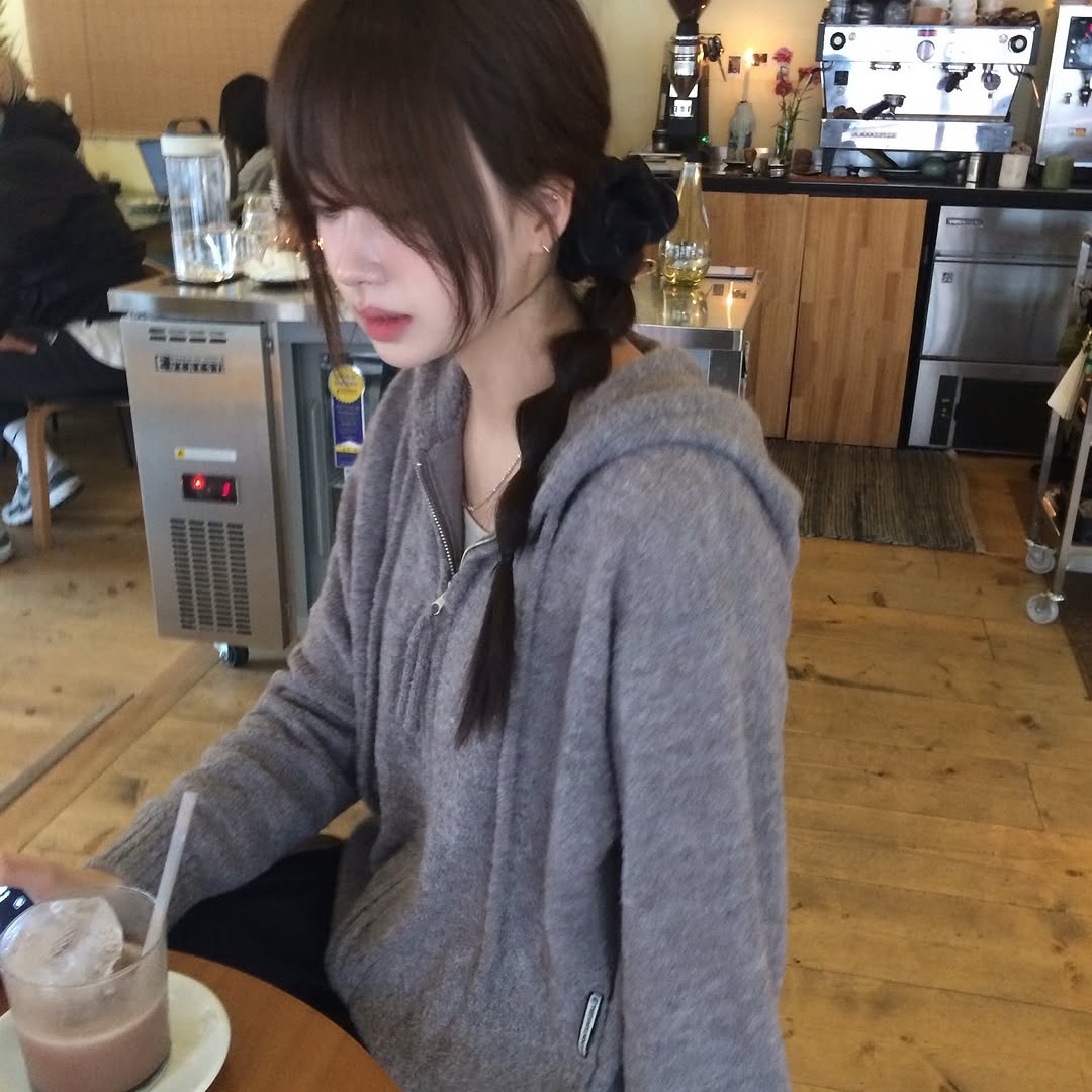Thevinylhouse Round Pocket Knit Zip-Up Grey 착용 스타일 - 1