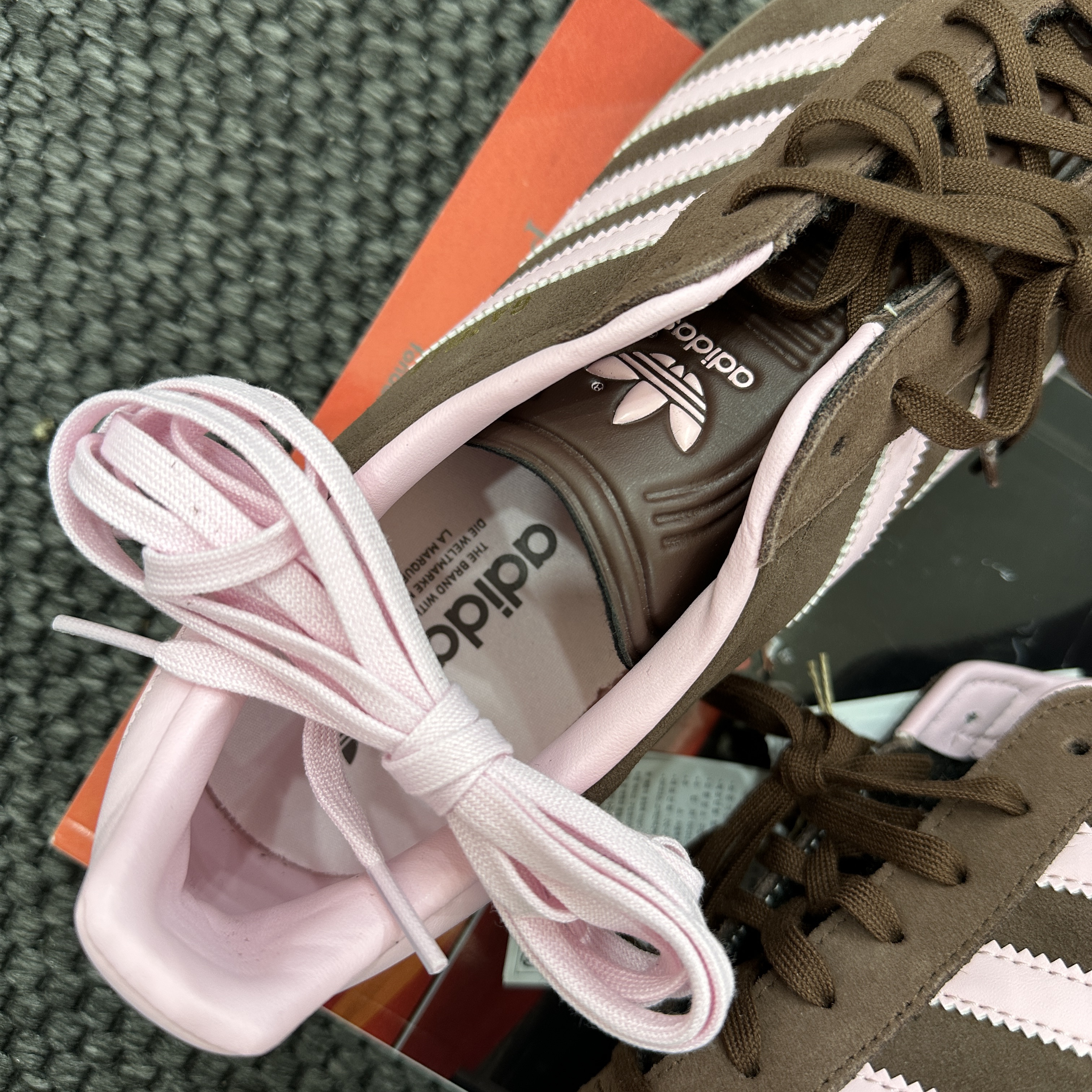 Adidas Gazelle Auburn Clear Pink 착용 스타일 - 2