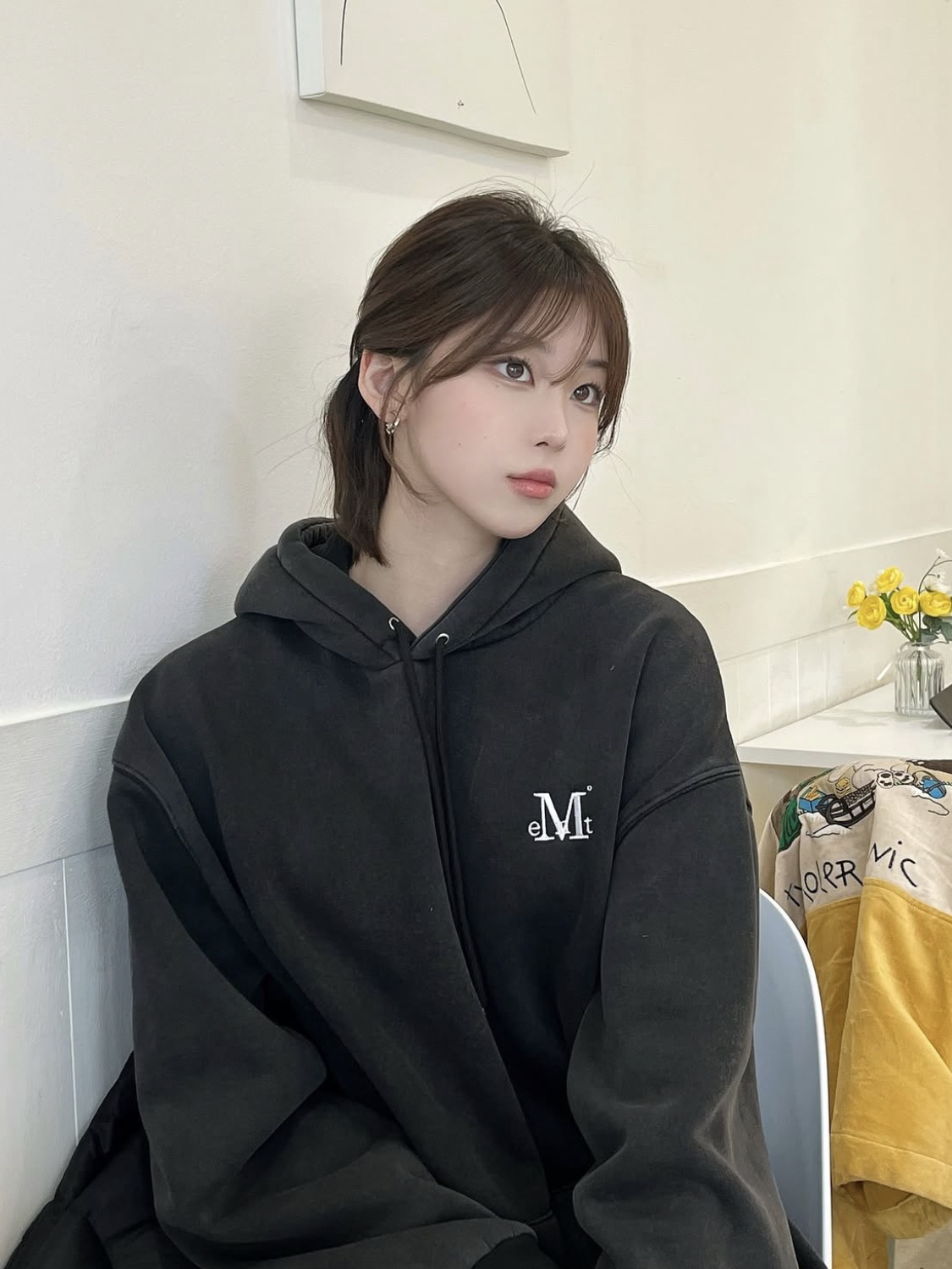 Signature Basic Logo Hood T Pigment Black 착용 스타일 - 3