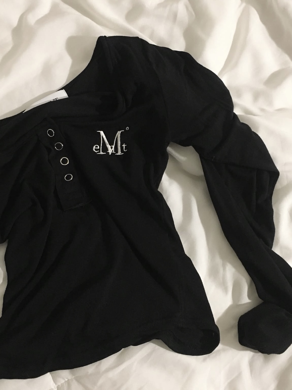MUCENT Haring Signature Logo Snap Button U Neck T Black 착용 스타일 - 5