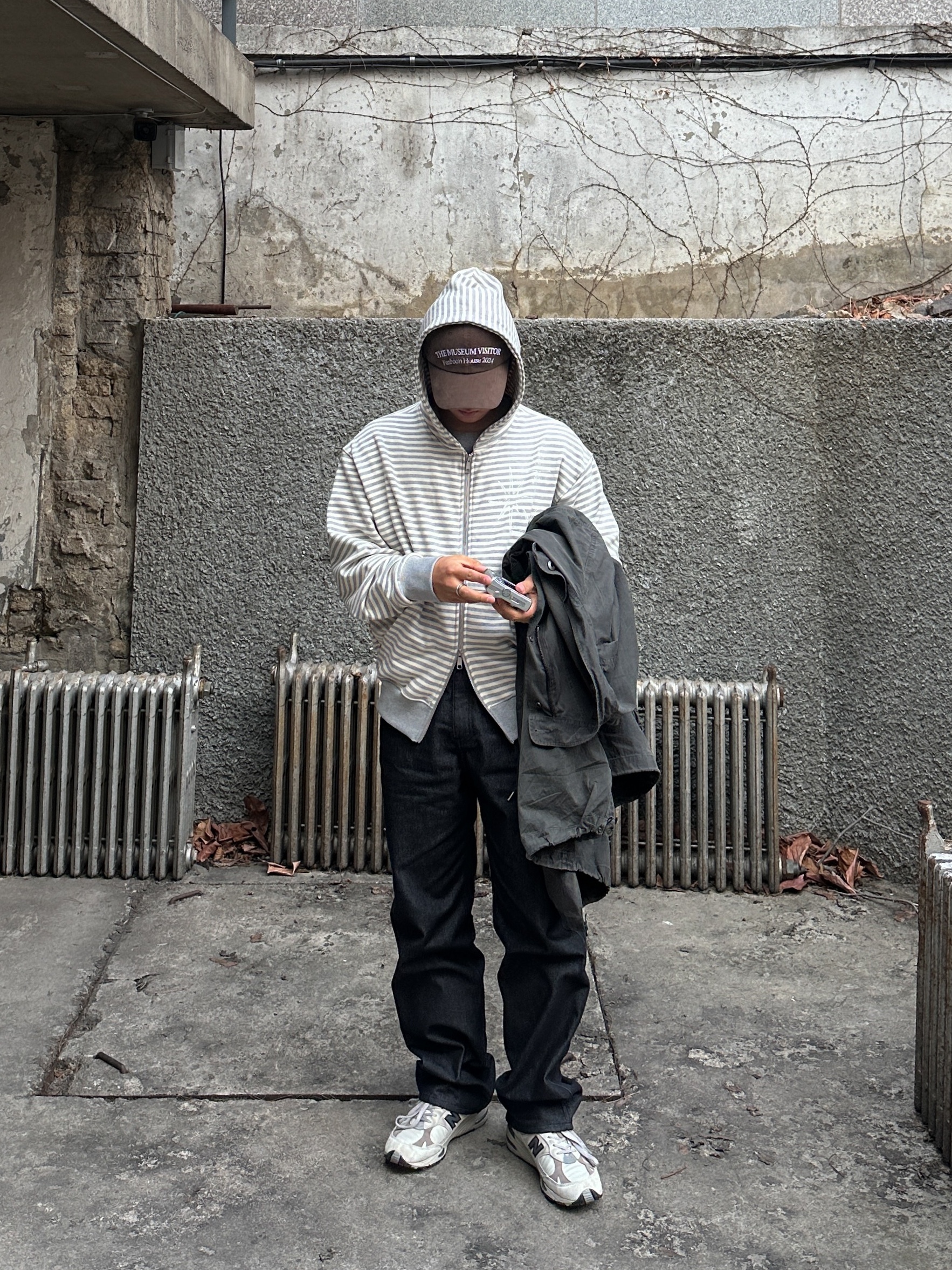 Amomento Mens Colored Straight Fit Denim Black - 24FW, New Balance 991 Made in UK Cream Beige 착용 스타일 - 1