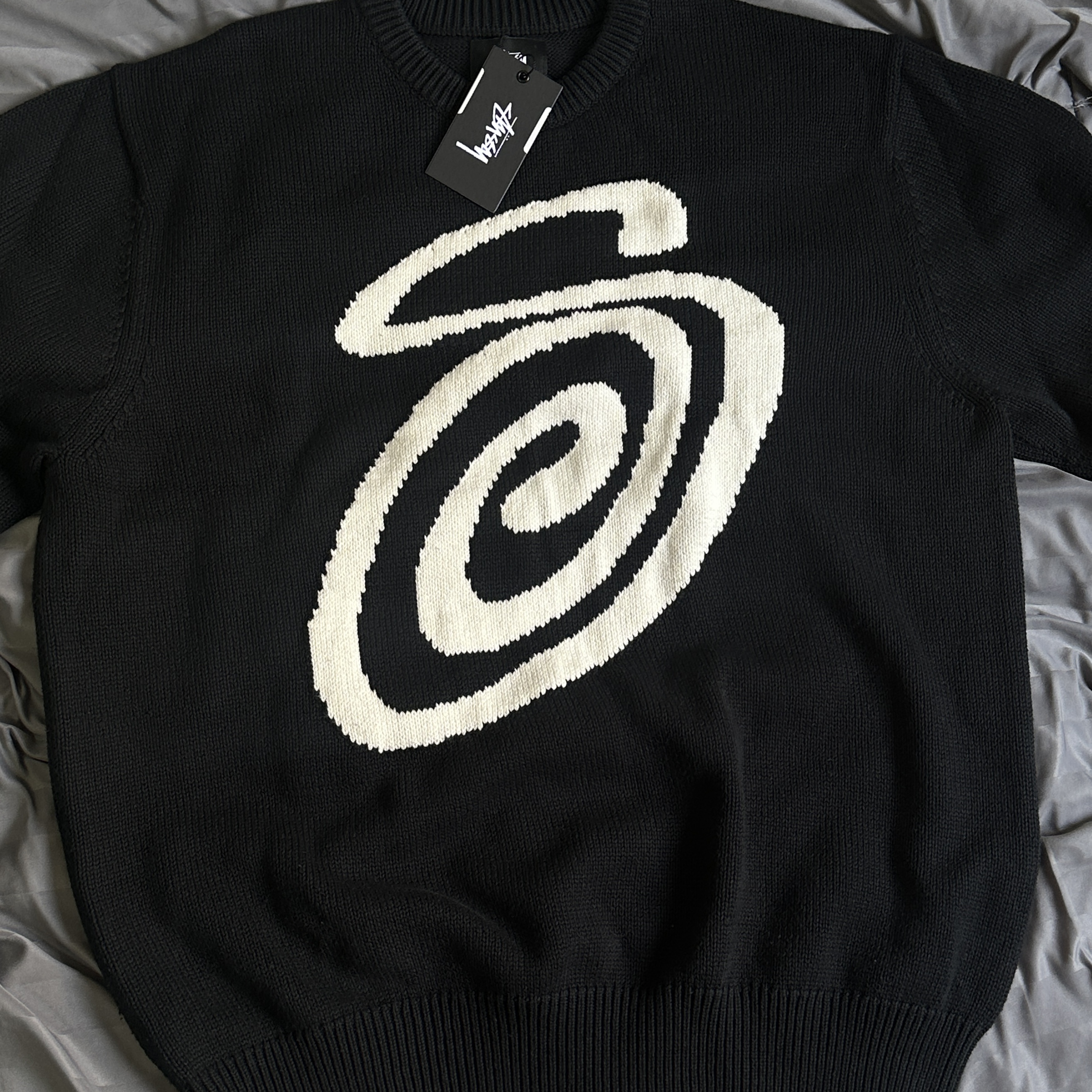 Stussy Curly S Sweater Black 착용 스타일