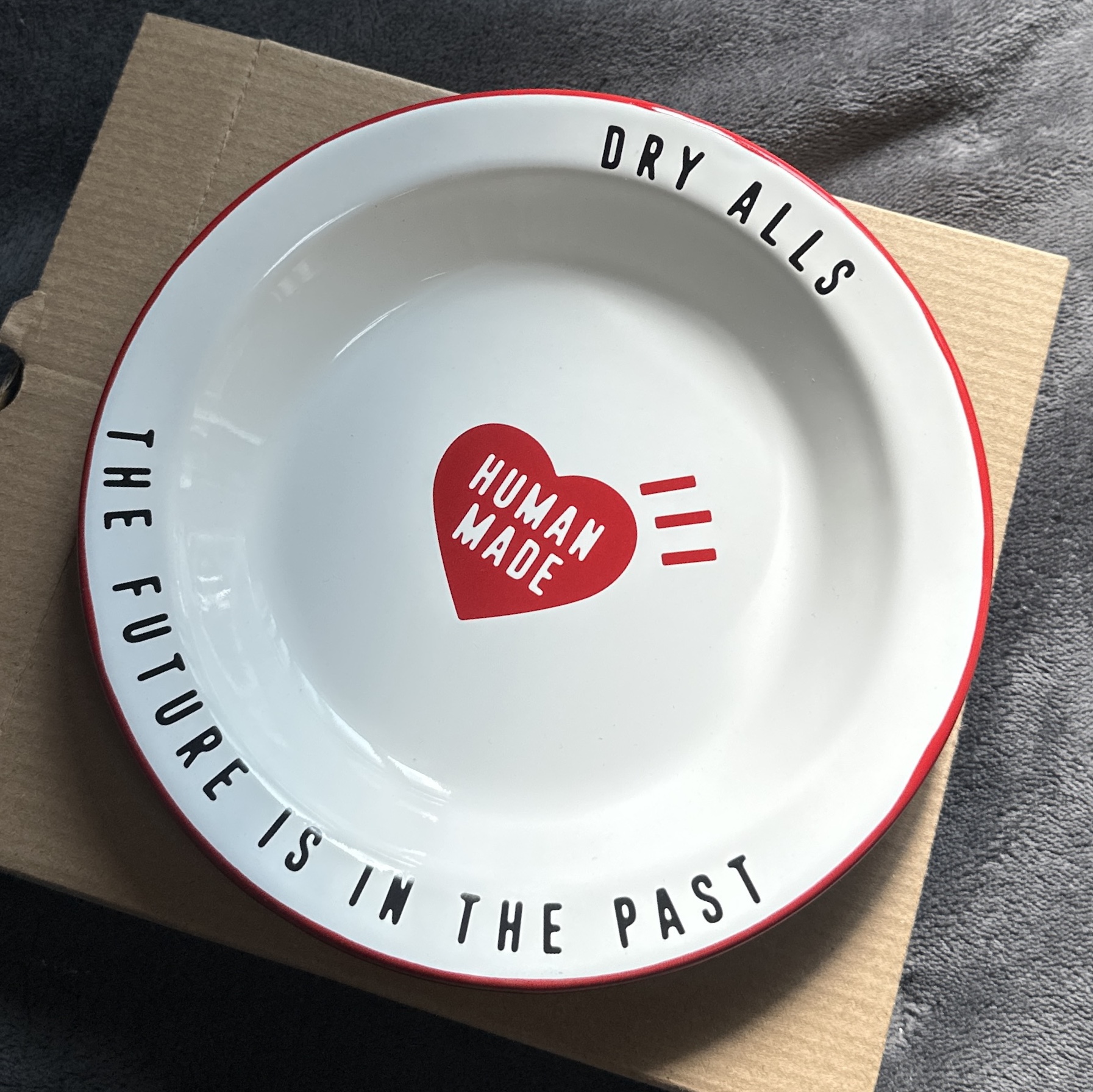 Human Made Enamel Plate 180mm Red 착용 스타일