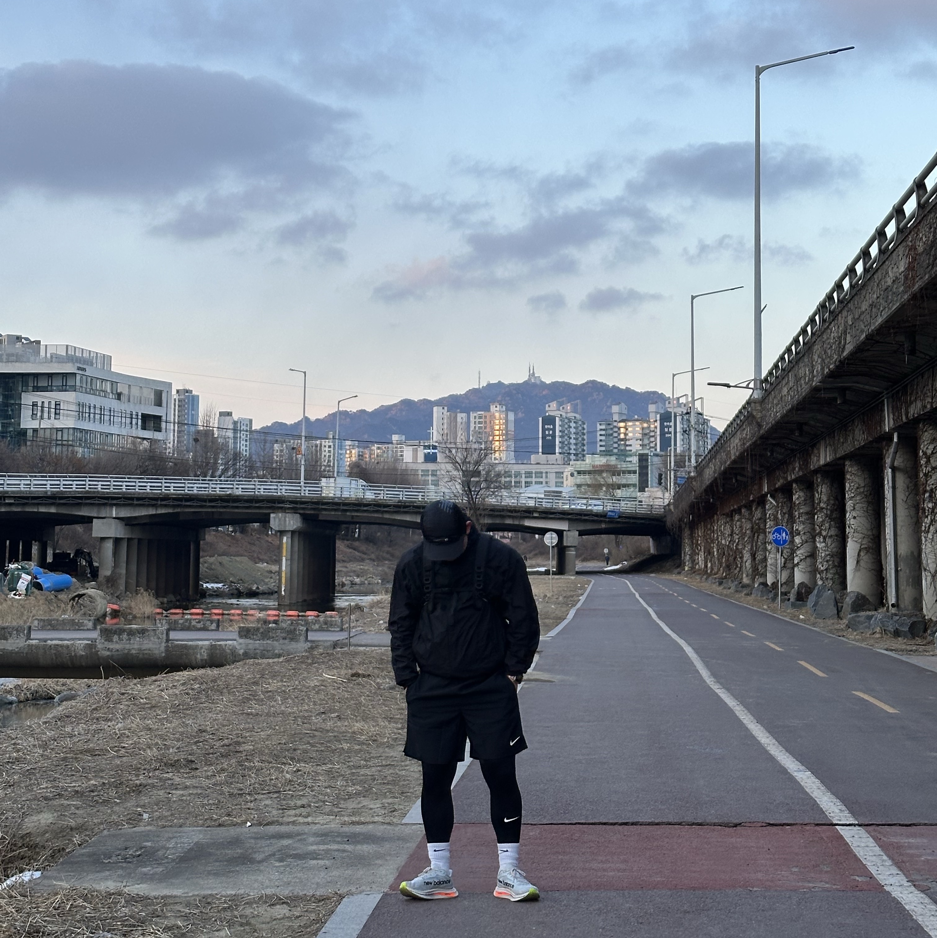 Nike Winter Warrior Dri-Fit Global Football Snood Black, Nike Dri-Fit Element Quarter Zip Running Top Black 착용 스타일