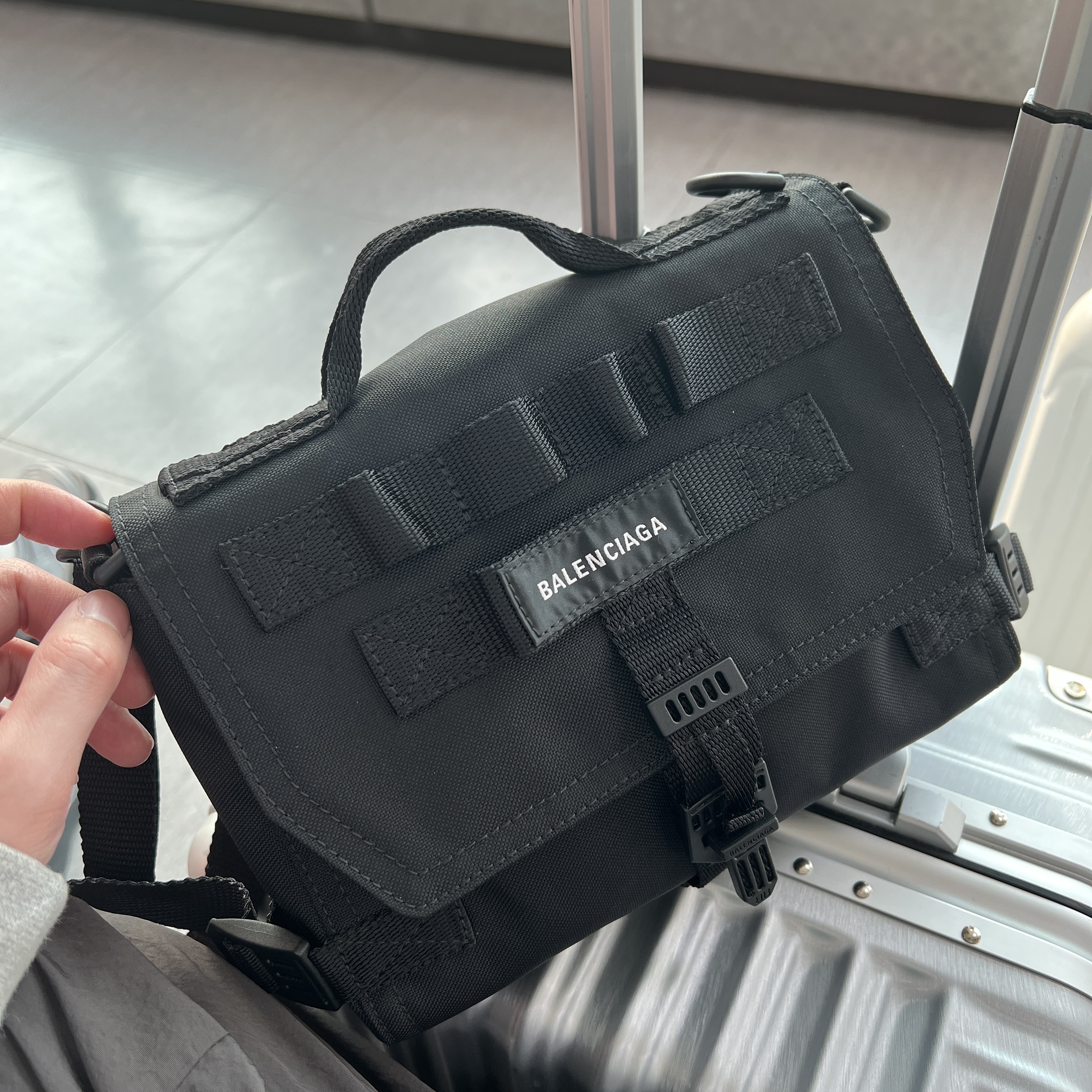 Balenciaga Army Messenger Bag Black 착용 스타일
