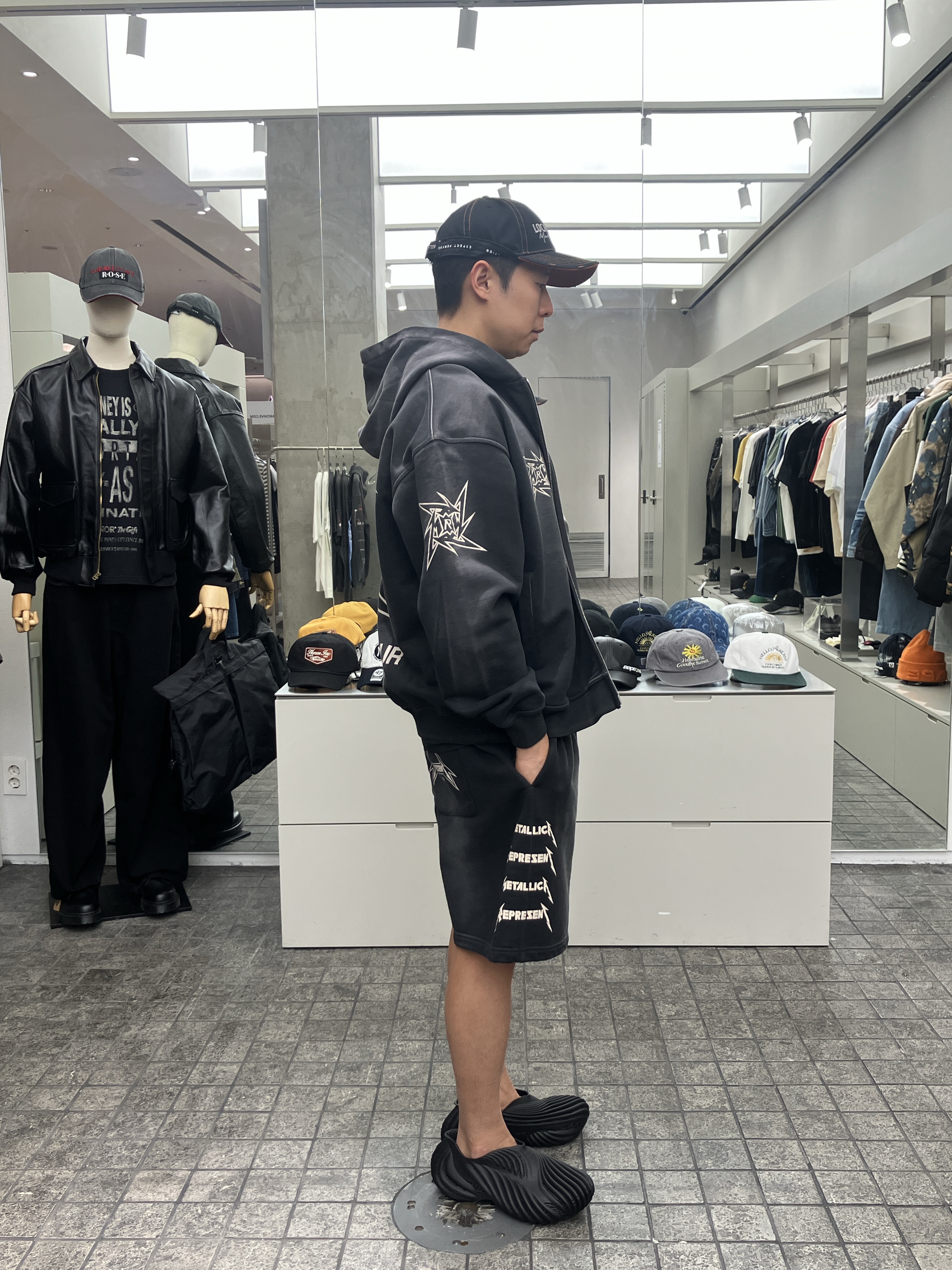 Martine Rose Roll Back Cap Grey And Red - 25SS, Martine Rose Roll Back Cap Black Orange - 25SS 착용 스타일 - 2