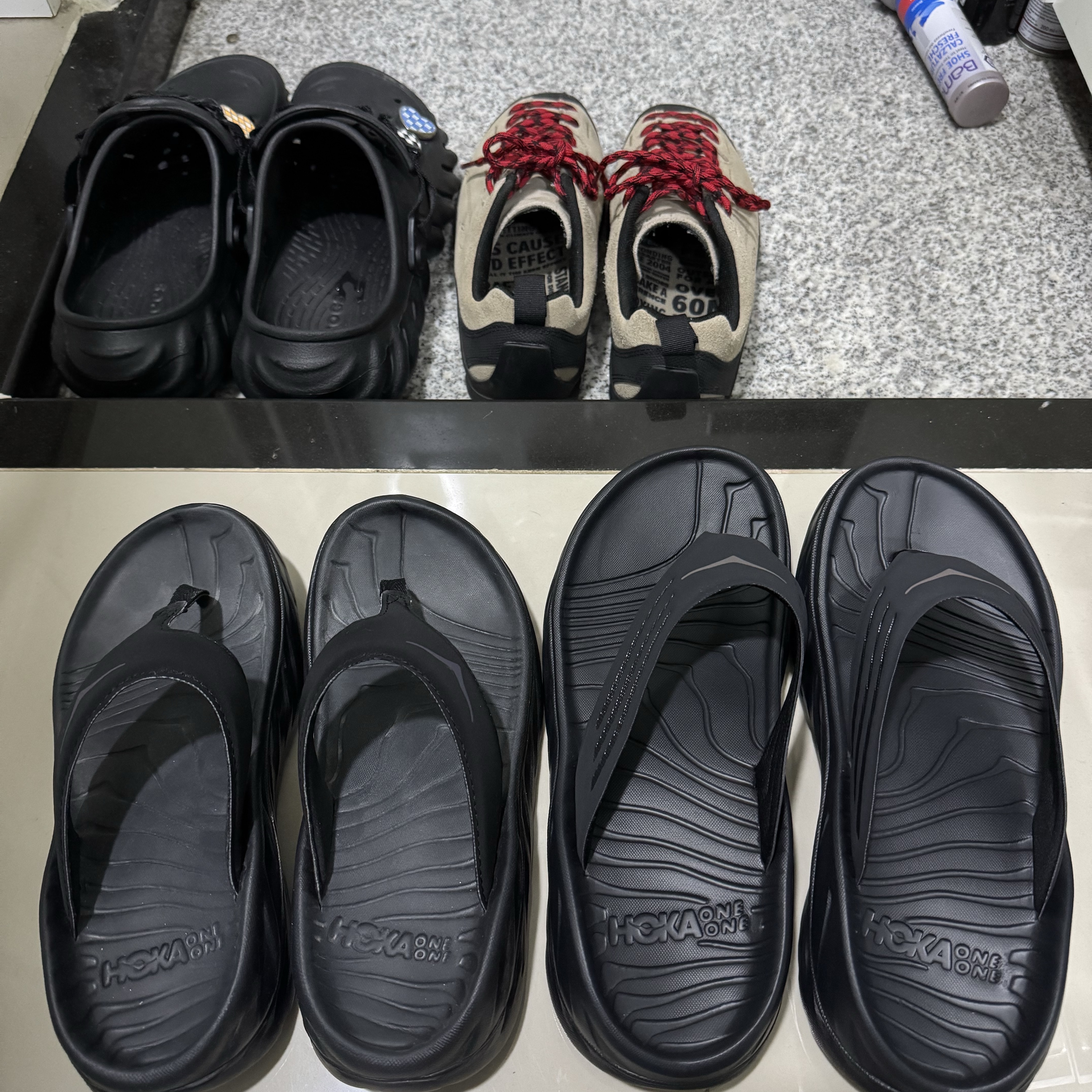 Hoka Ora Recovery Flip Black 착용 스타일