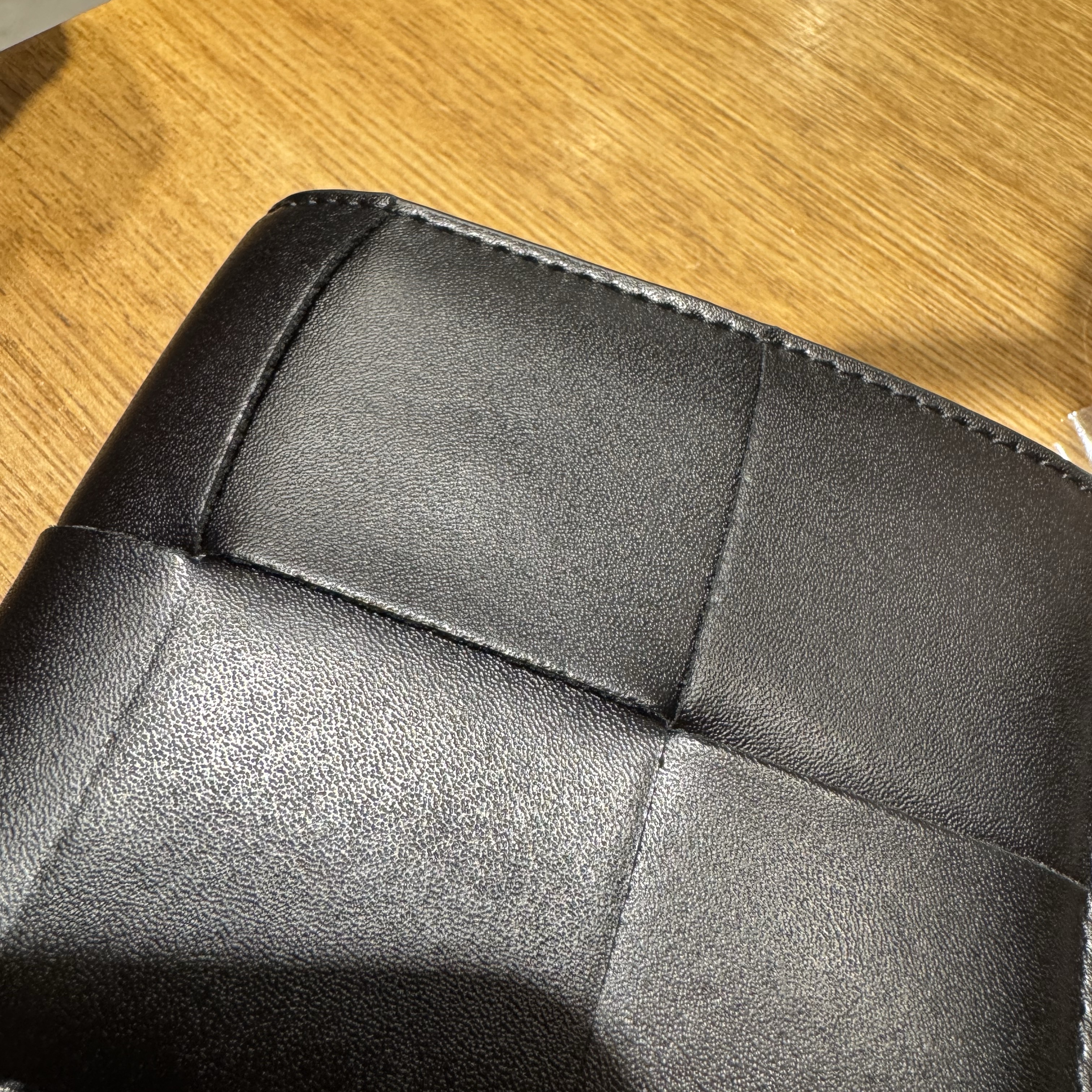 Bottega Veneta Bi-Fold Wallet Black 착용 스타일