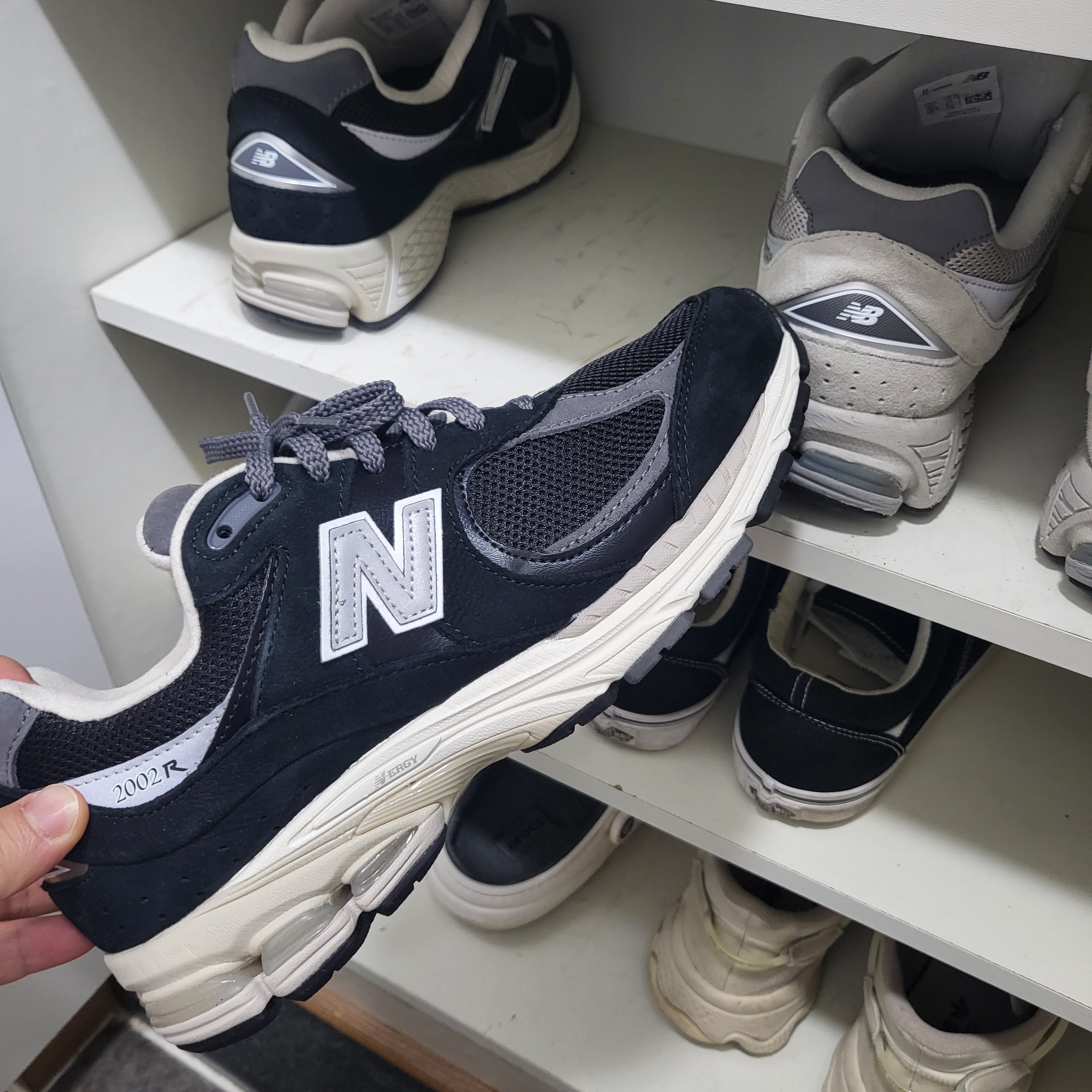 New Balance 2002R Premium Vintage Black 착용 스타일