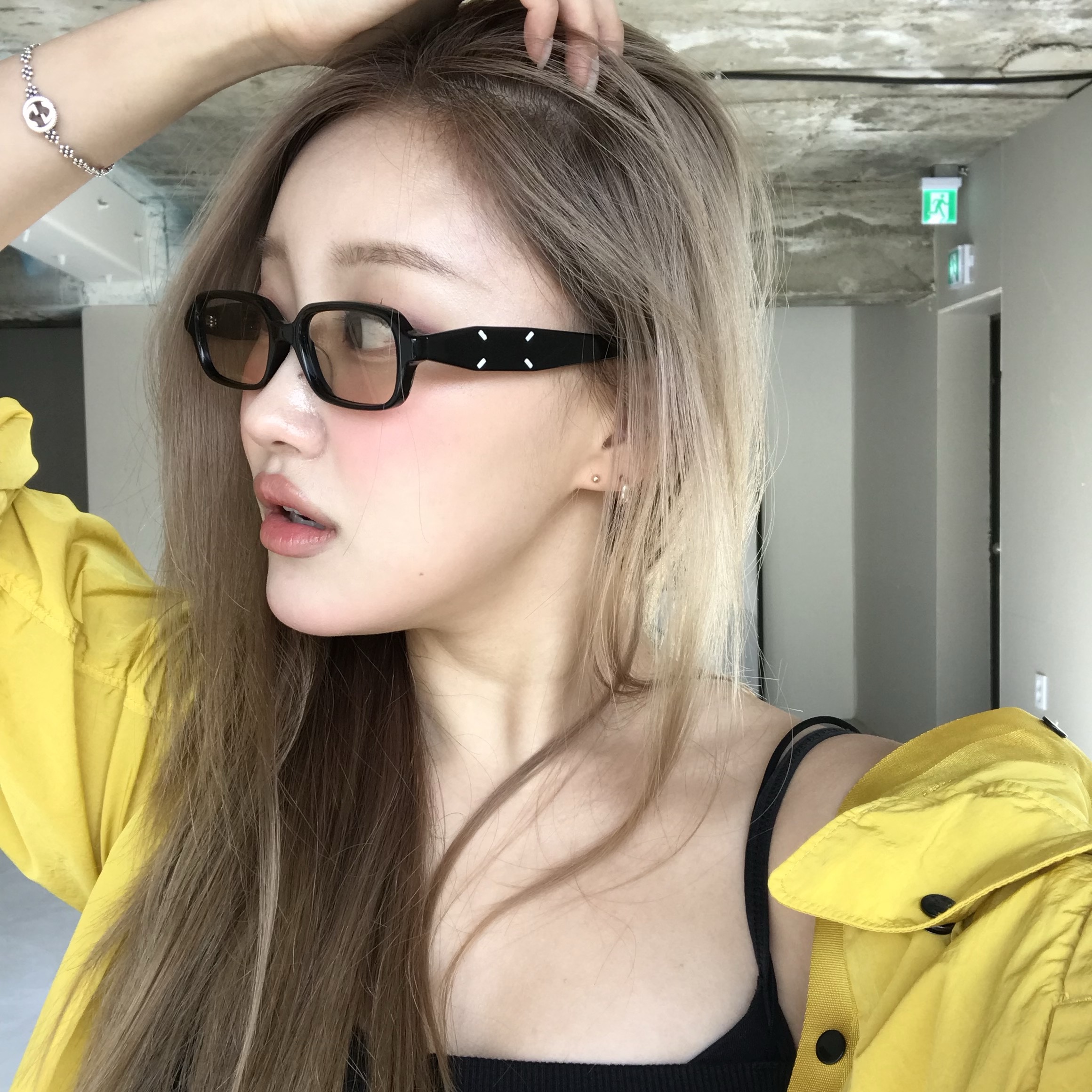 Gentle Monster x Maison Margiela MM210 Black Brown 착용 스타일 - 2