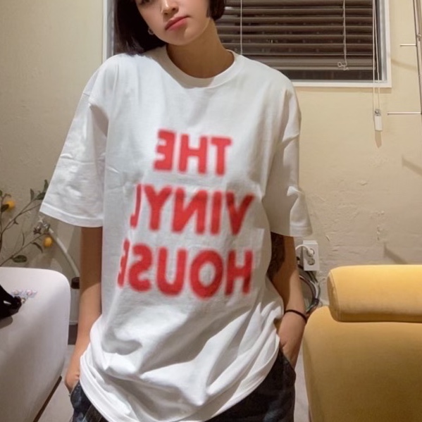 Thevinylhouse Spray Logo T-Shirt White 착용 스타일