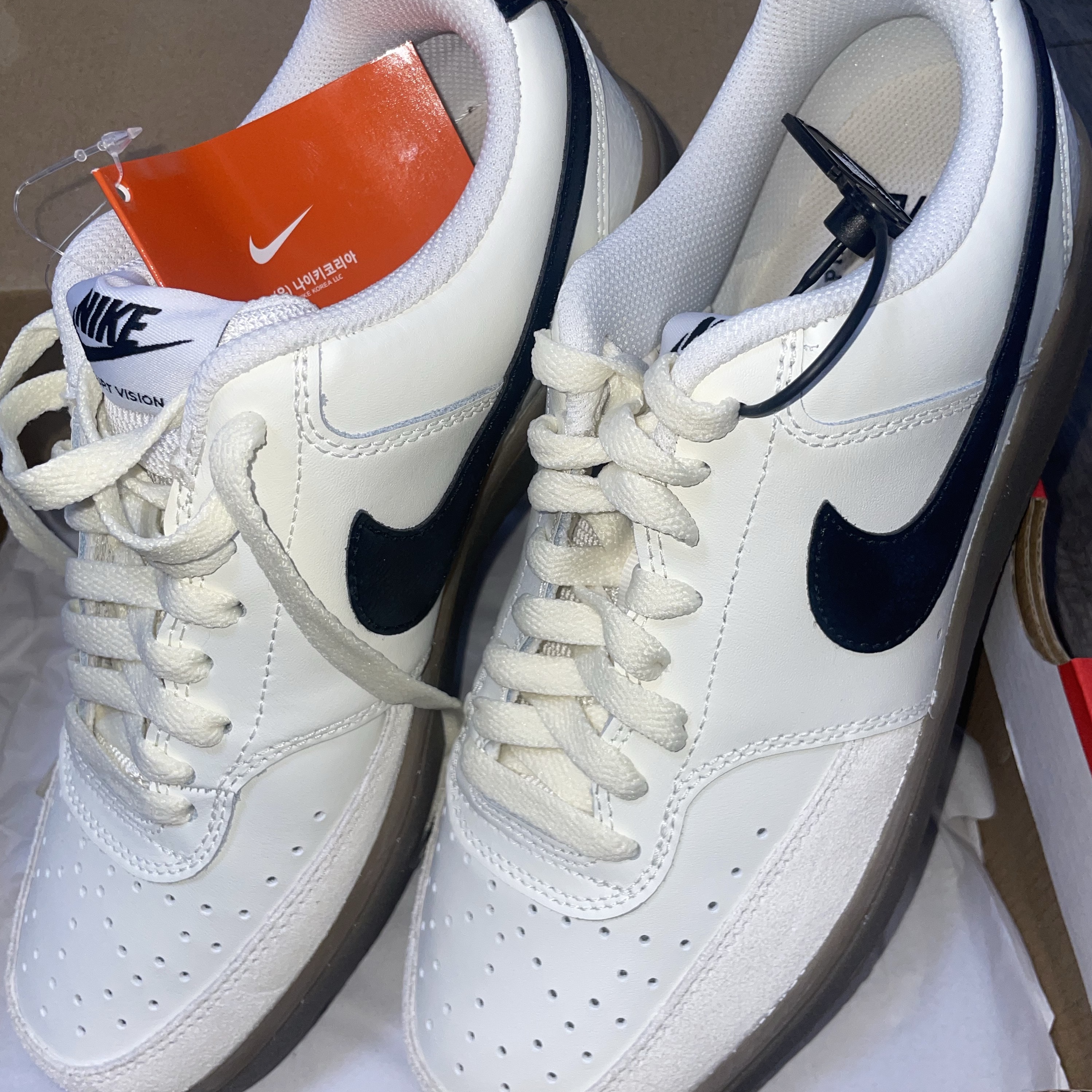 Nike Court Vision Low Sail Light Orewood Brown 착용 스타일 - 1