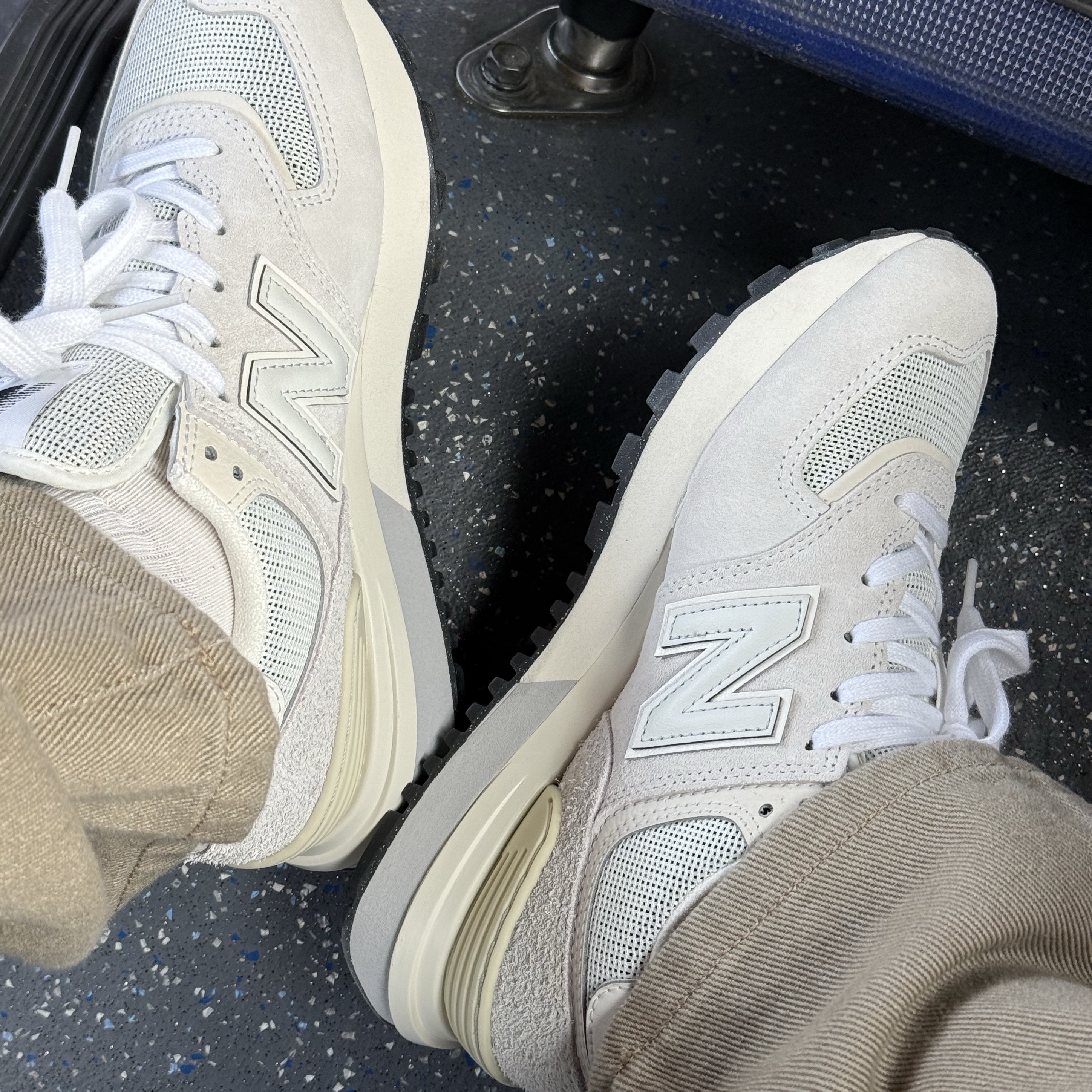 New Balance 574 Legacy Grey White 착용 스타일 - 1