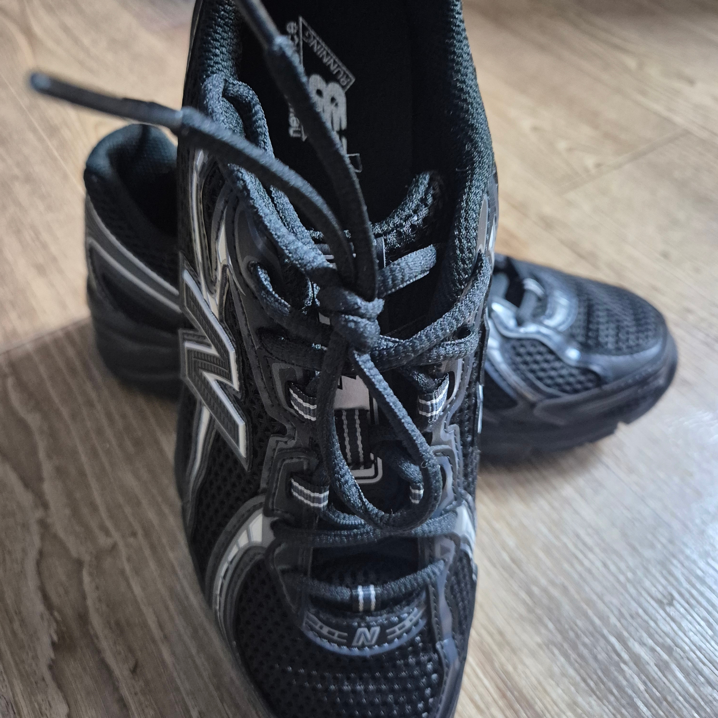 New Balance 740v2 Black Silver Metallic 착용 스타일 - 2