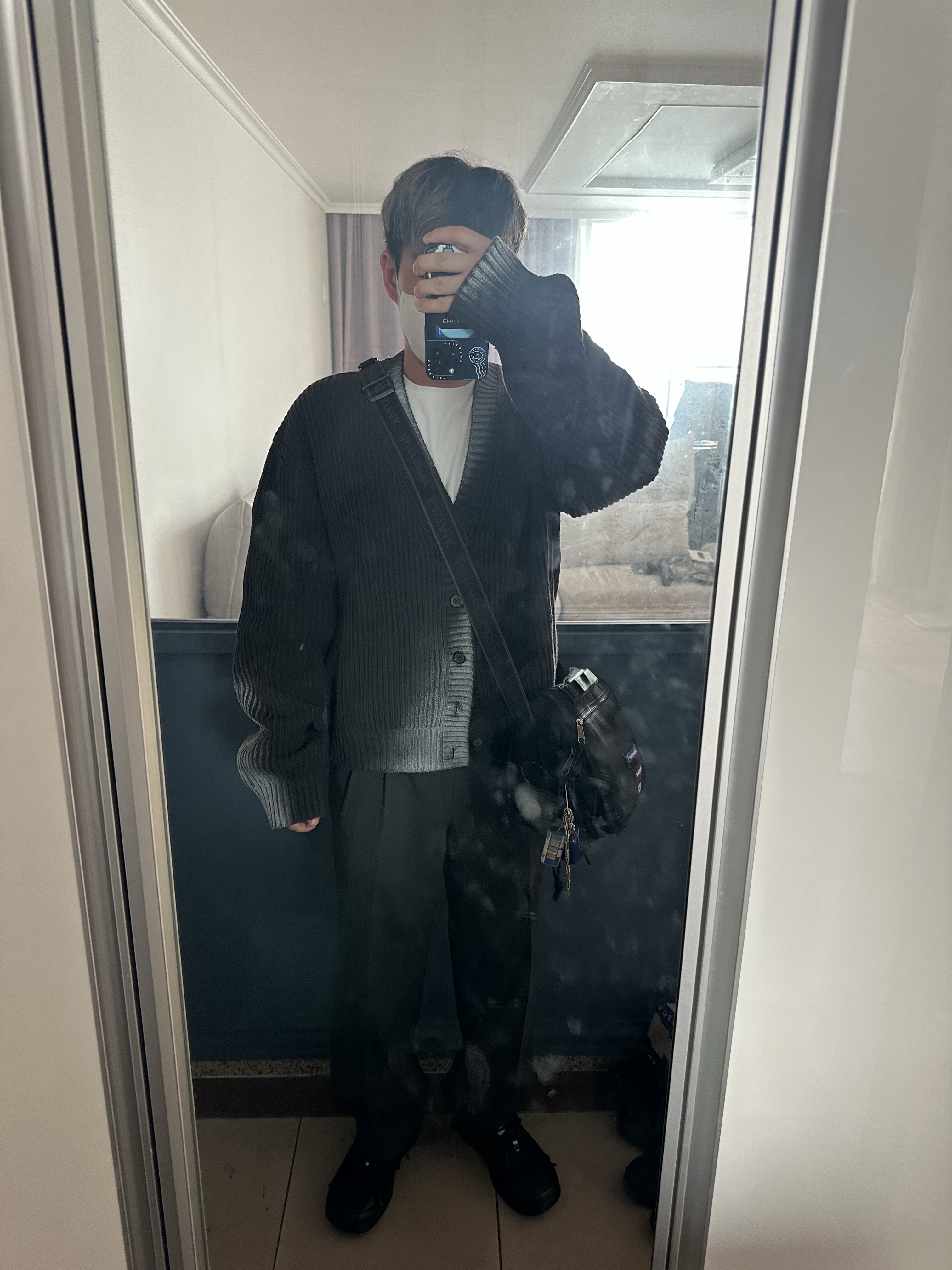 Ader Error Glow Cardigan Charcoal 착용 스타일