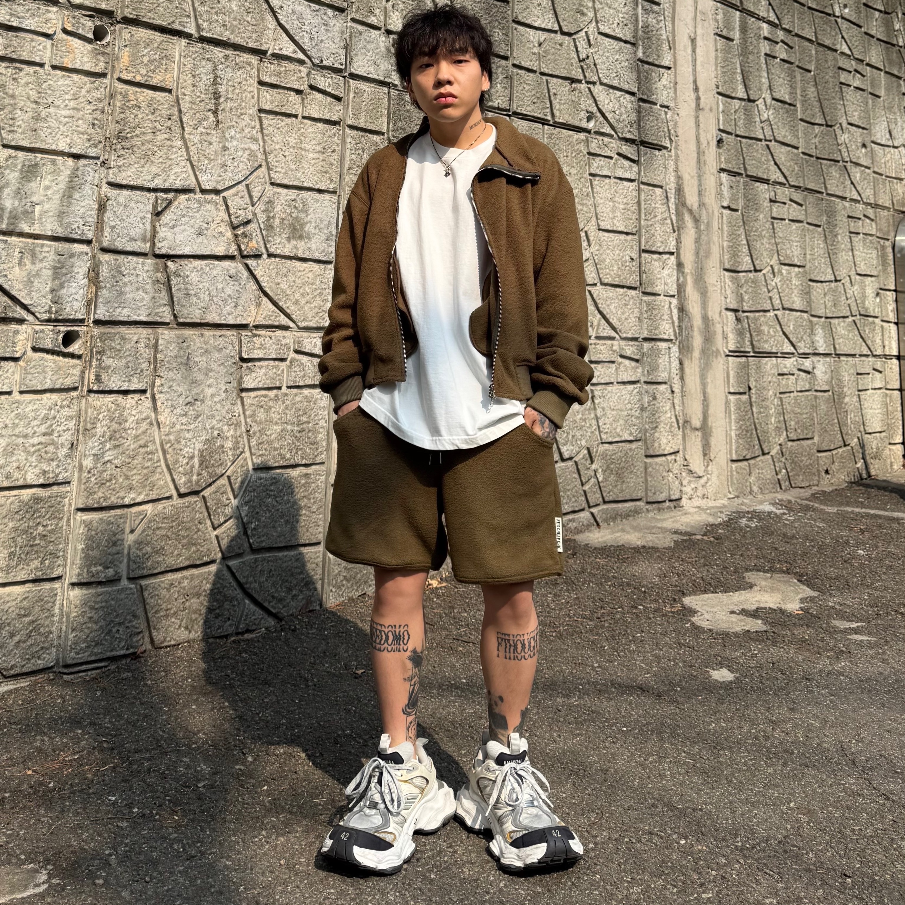 Balenciaga Cargo Sneakers White Grey 착용 스타일 - 1