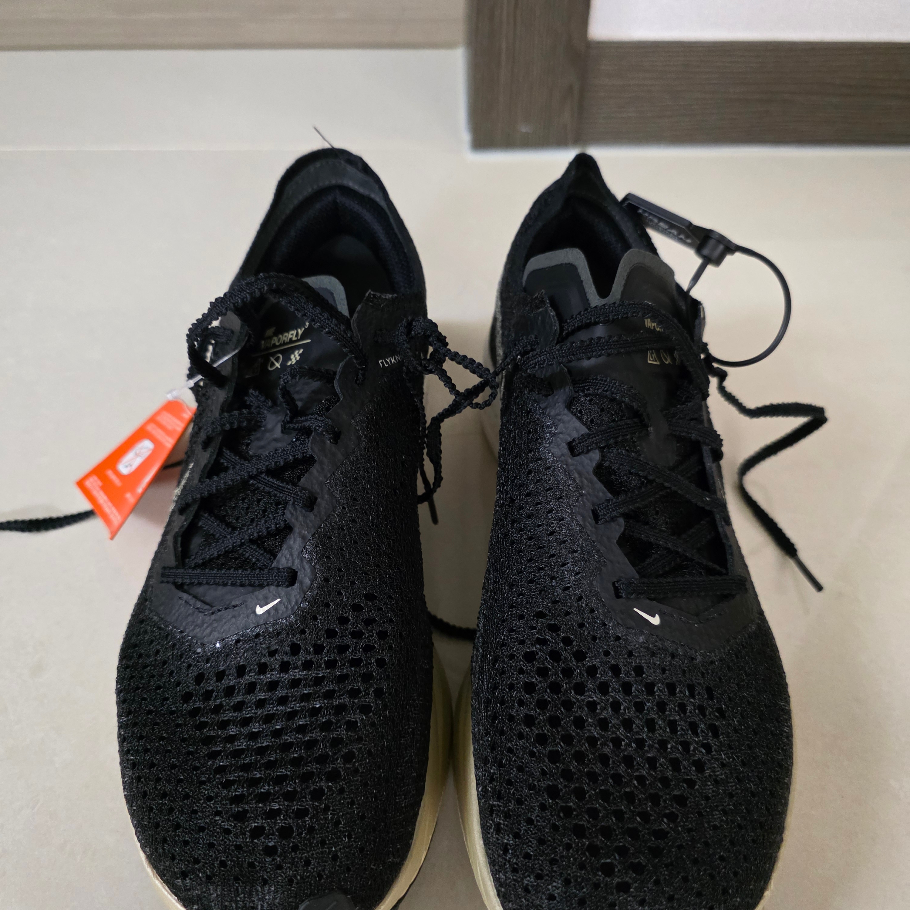 Nike ZoomX Vaporfly Next% 3 Black Metallic Gold Grain 착용 스타일